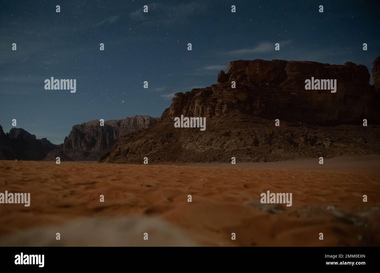 Observation des étoiles dans le désert. Photographié à Wadi Rum, en Jordanie Banque D'Images