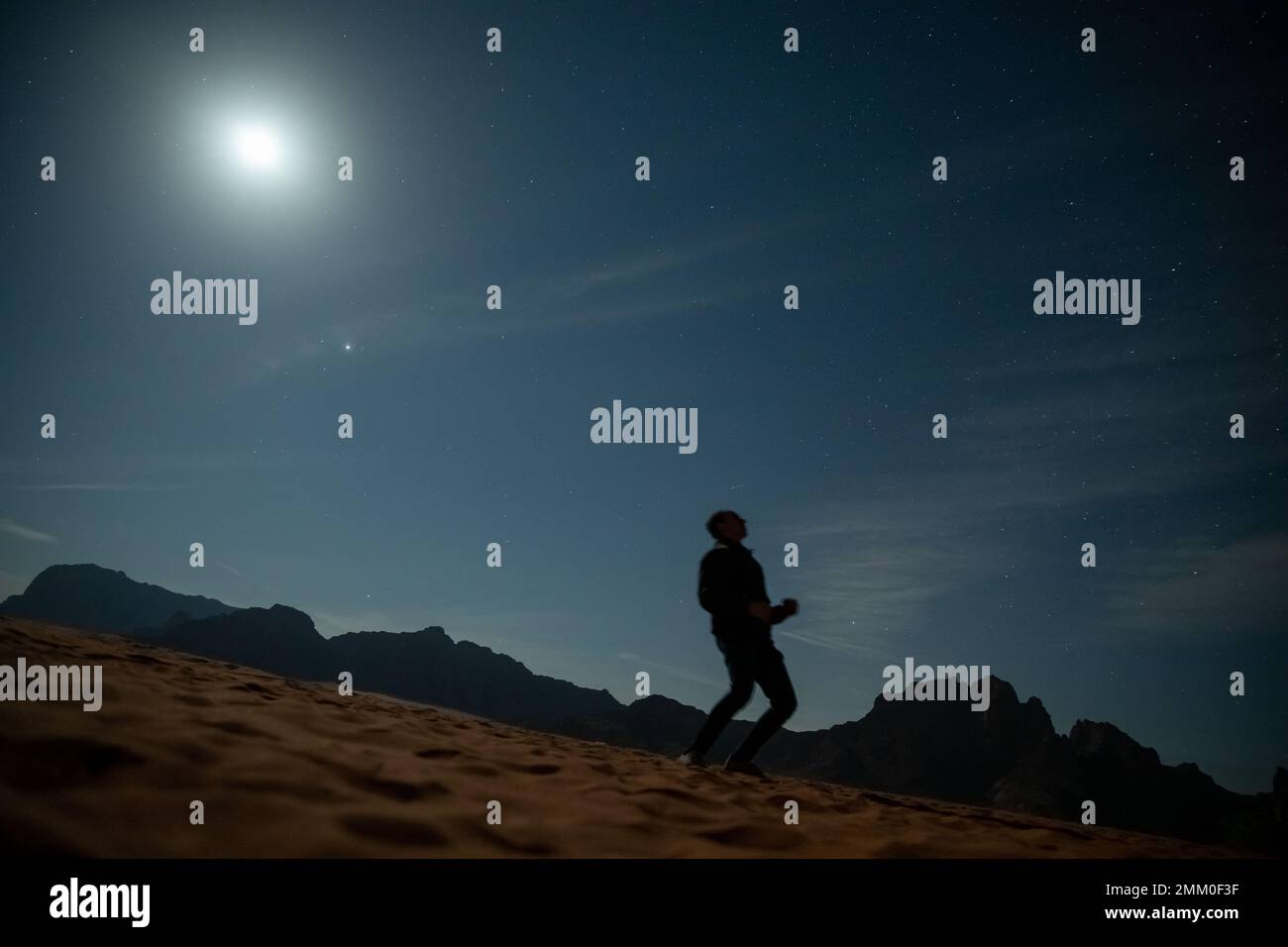 Observation des étoiles dans le désert. Photographié à Wadi Rum, en Jordanie Banque D'Images