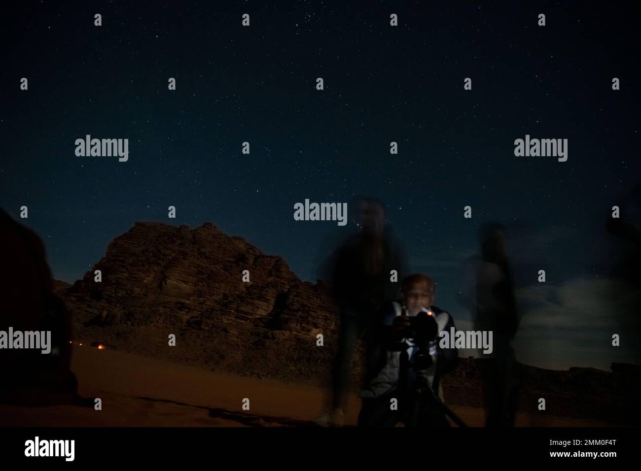 Observation des étoiles dans le désert. Photographié à Wadi Rum, en Jordanie Banque D'Images