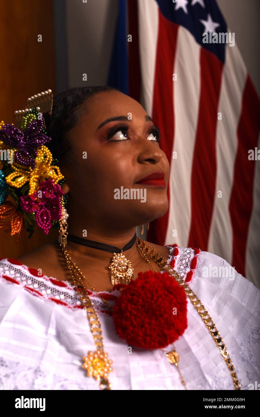 Sergent d'état-major de la Force aérienne des États-Unis Tyneshia Uscanga, coordonnateur des données de piste de cellule de contrôle d'interface du Centre des opérations aériennes 601st, pose pour une photo portant un headaddress panaméen traditionnel à la base aérienne de Tyndall, Floride, le 12 septembre 2022. Le morceau coloré appelé Tembleques couvre les cheveux et est stylisé dans une mode très particulière. Banque D'Images