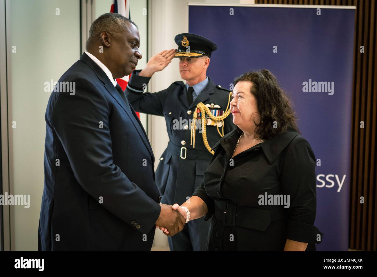 Le secrétaire à la Défense, Lloyd J. Austin III, salue l'ambassadeur britannique aux États-Unis Karen Pierce à l'ambassade britannique à Washington, D.C., le 13 septembre 2022. Austin s'est rendu à l'ambassade pour signer un livre de condoléances pour feu la reine Elizabeth II (Photo DoD par Chad J. McNeeley) Banque D'Images