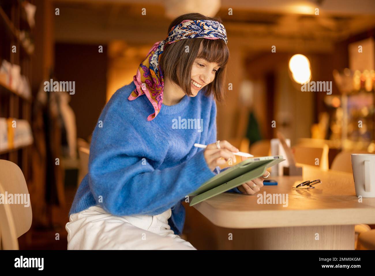 Femme travaille sur le pavé tactile au café Banque D'Images