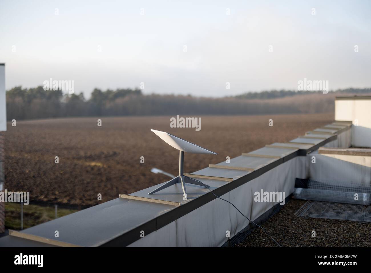 Antenne satellite Starlink sur le toit du bâtiment résidentiel Banque D'Images