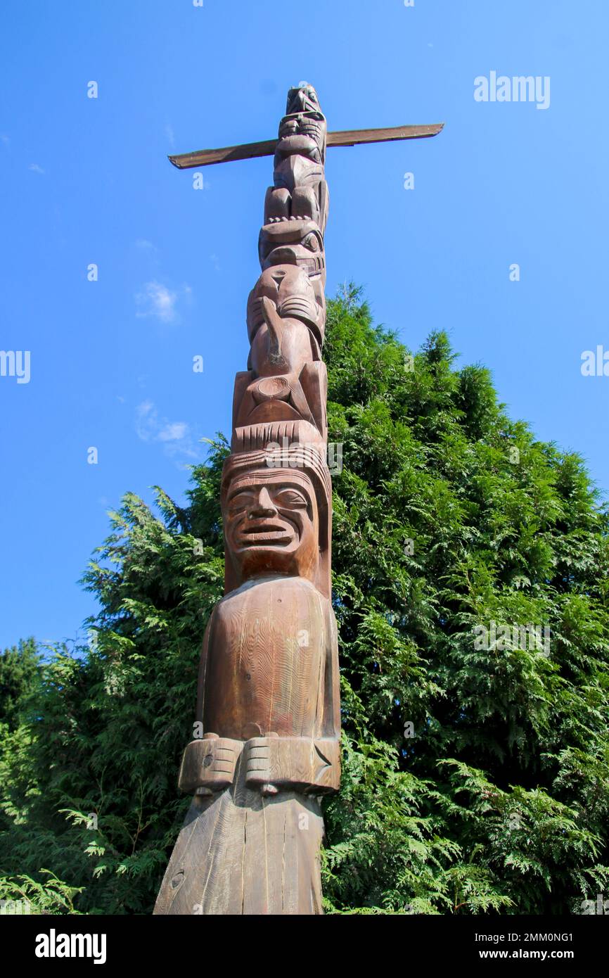First nations Totem pole aka Story pole du côté eau du parc Stanley à Vancouver, Colombie-Britannique, Canada Banque D'Images
