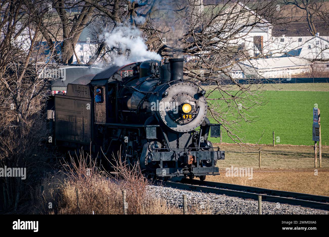 Ronks, Pennsylvanie, 30 décembre 2022 - Vue sur un train de passagers à vapeur classique qui s'approche, se déplace à travers la campagne, souffle de fumée et de vapeur lors d'une journée d'hiver Banque D'Images