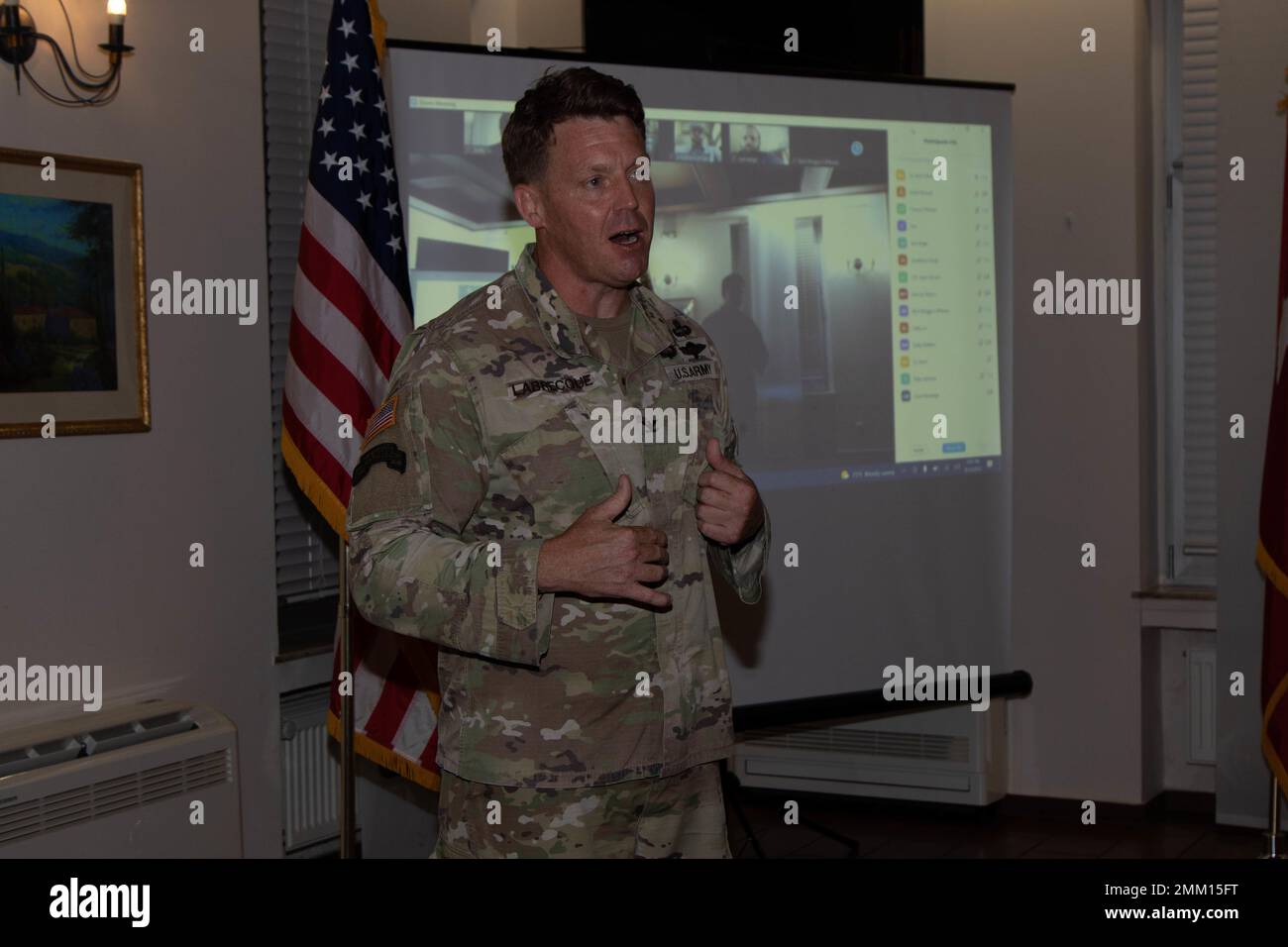 Le colonel Michael Labrecque, G4 officier responsable, affecté au XVIII Airborne corps, prend la