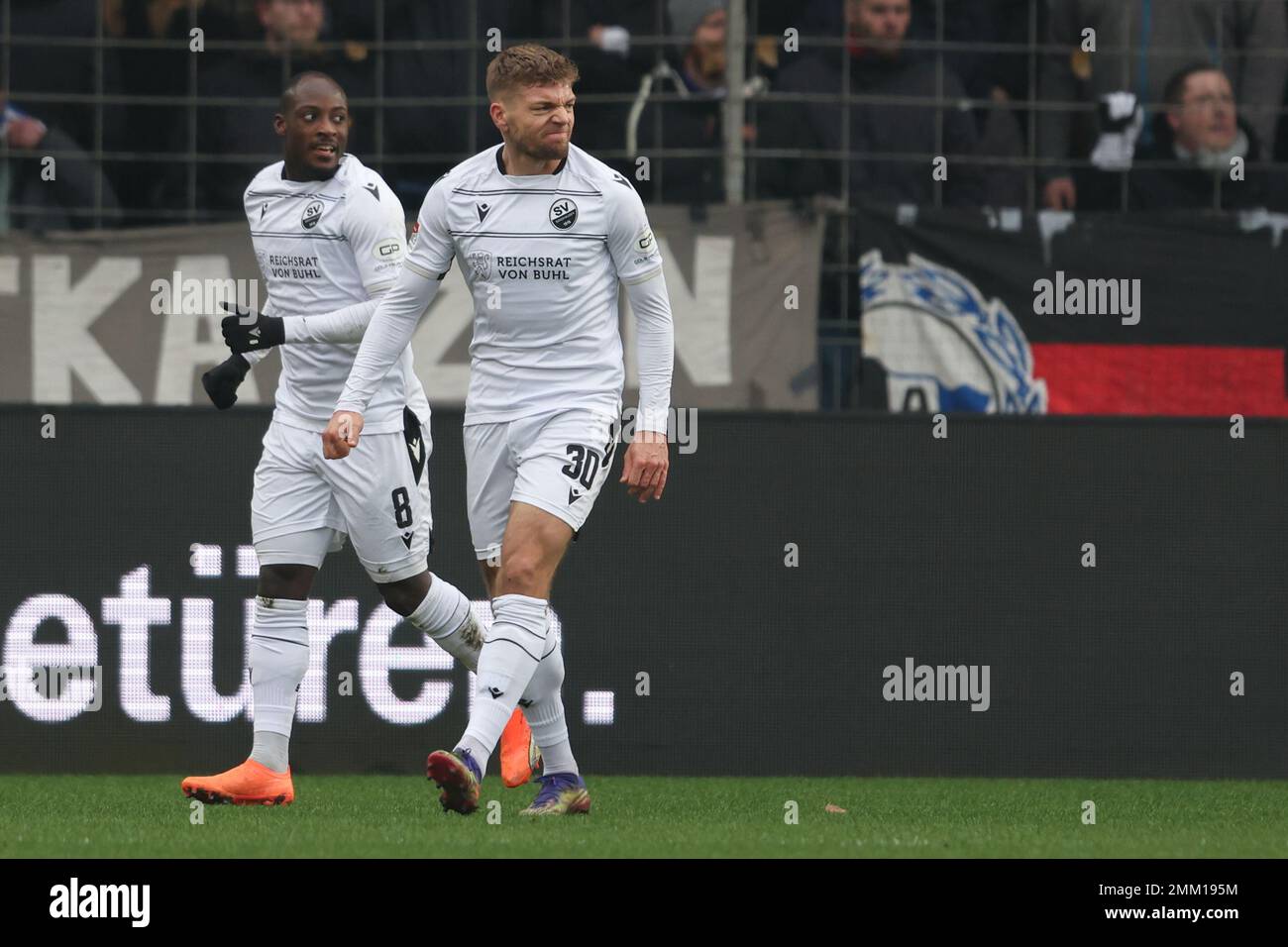 Bielefeld, Allemagne. 29th janvier 2023. Football: 2nd Bundesliga, Arminia Bielefeld - SV Sandhausen, Matchday 18 à la Schüco Arena. Le marqueur de but de Sandhausen pour 0:2 Alexandre Esswein (r) à côté de Christian Kinsombi, marqueur du 0:1. Credit: Friso Gentsch/dpa - NOTE IMPORTANTE: Conformément aux exigences de la DFL Deutsche Fußball Liga et de la DFB Deutscher Fußball-Bund, il est interdit d'utiliser ou d'avoir utilisé des photos prises dans le stade et/ou du match sous forme de séquences et/ou de séries de photos de type vidéo./dpa/Alay Live News Banque D'Images