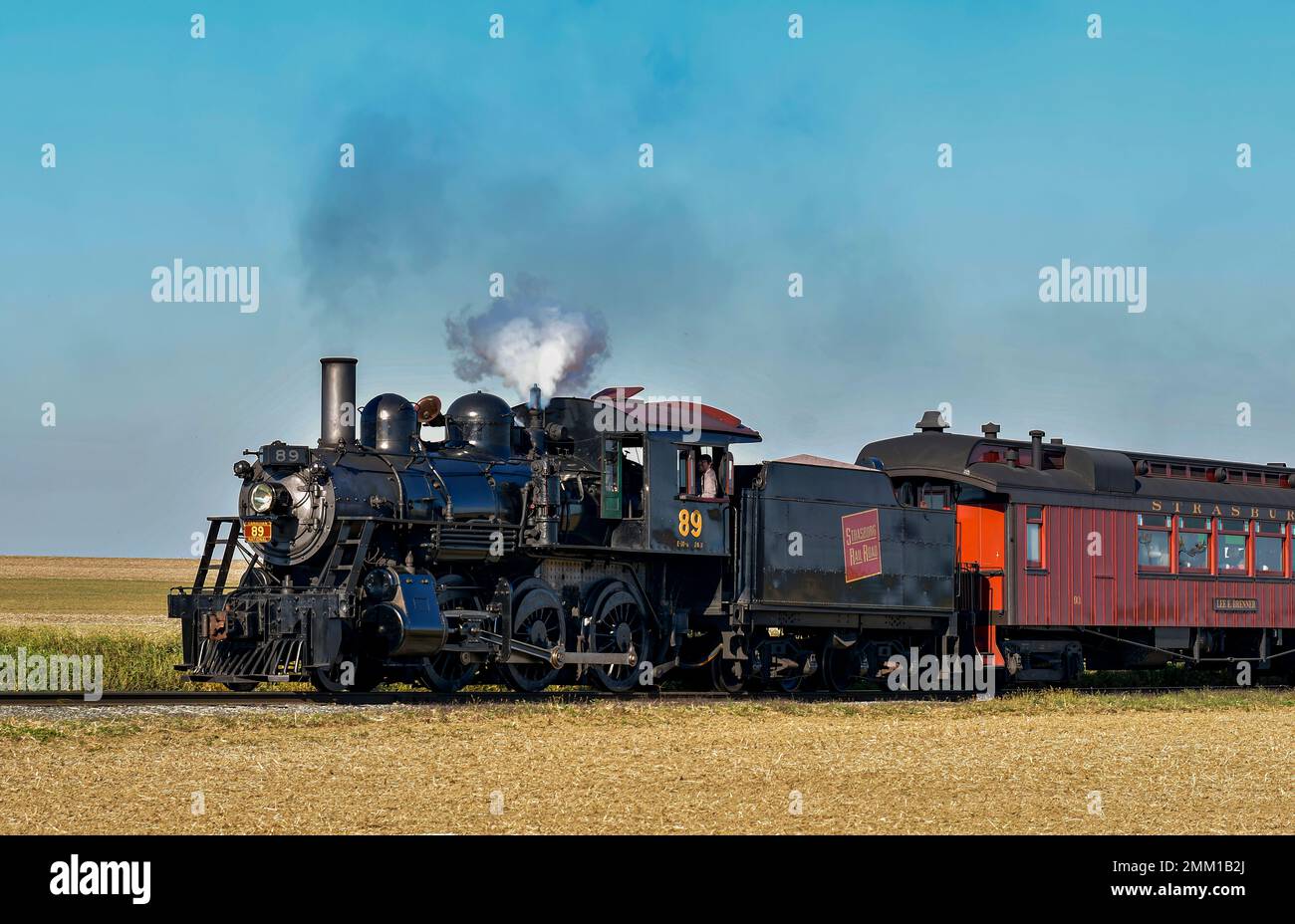 Ronks, Pennsylvanie, 22 octobre 2022 - Vue sur un train de passagers à vapeur classique passant par la fumée et la vapeur soufflantes lors d'une journée ensoleillée Banque D'Images