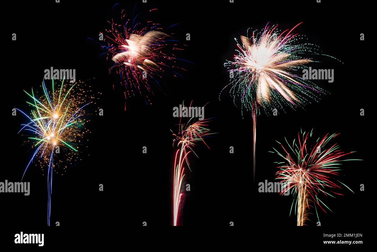 Feu d'artifice le soir du nouvel an sur fond sombre Banque D'Images