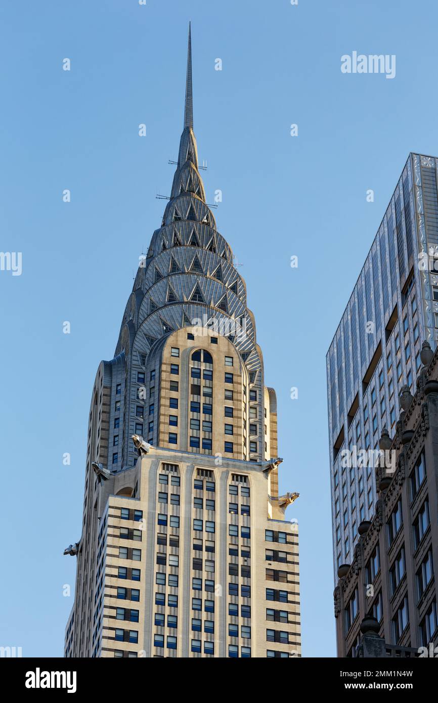 Vue en début de matinée sur le Chrysler Building, site historique de New York, l'emblématique flèche art déco est bordée de rouge du soleil. Banque D'Images Vue en début de matinée sur le Chrysler Building, site historique de New York, l'emblématique flèche art déco est bordée de rouge du soleil. Banque D'Images