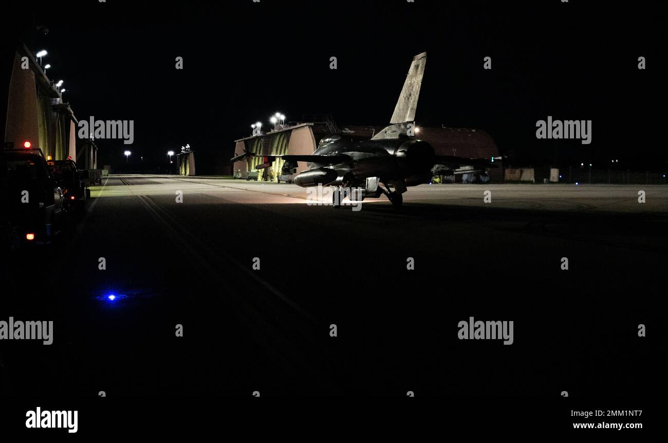 Un faucon de combat F-16 affecté à des taxis de l'escadron de chasseurs (FS) 36th jusqu'à la piste avant de voler un tricravate de nuit à la base aérienne d'Osan, République de Corée, le 13 septembre 2022. Le FS de 36th a effectué des sorties de nuit pour former des pilotes aux techniques de combat aérien et aérien tactique de nuit. Banque D'Images