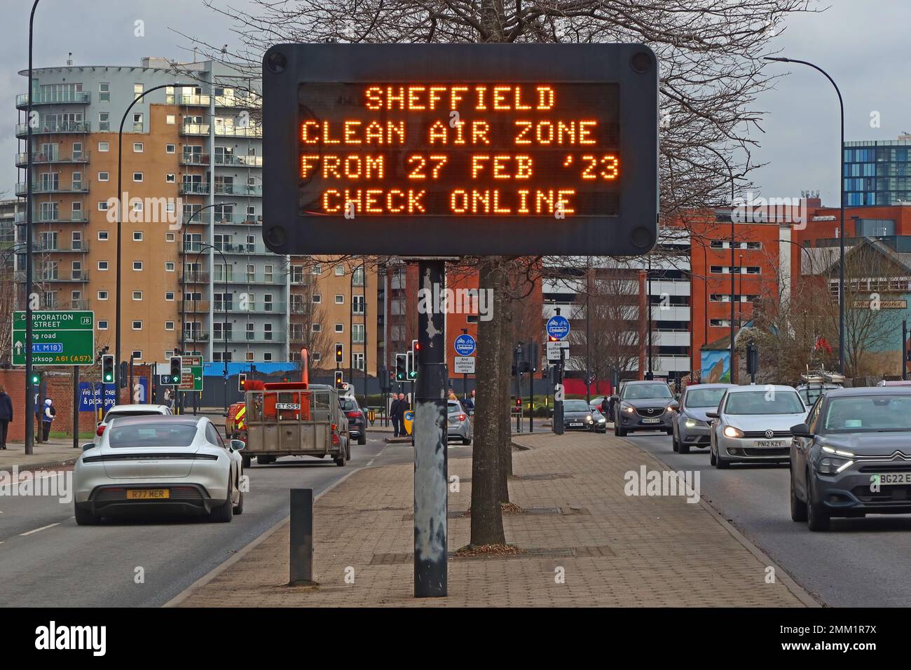 Sheffield Clean Air zone, à partir du 27 février 2023 - Clean Air zones slink digital sign - les conducteurs sont invités à vérifier les détails en ligne Banque D'Images