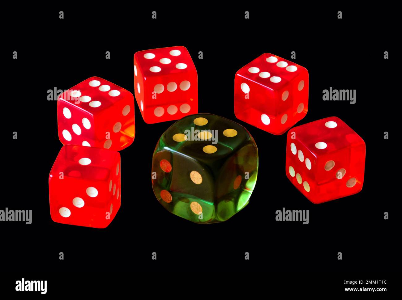 dés en plastique translucide rouge et vert. cubes isolés sur fond noir. concept de jeu et de jeu. casino et gagner de l'argent. prise de risques. Banque D'Images