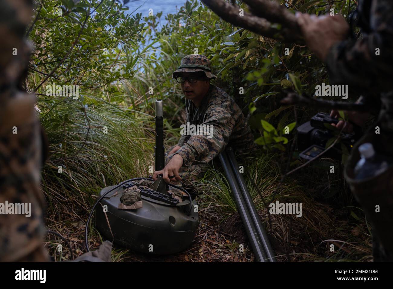 Sergent d'état-major des Marines des États-Unis Shawon Burgess, un opérateur de capteurs de surveillance affecté au peloton de surveillance maritime, 3rd Bataillon du renseignement, III Marine Expeditionary Force information Group, présente l'assemblage d'un système de radar maritime commercial au Centre d'entraînement Jungle Warfare, Camp Gonsalvez, Okinawa, Japon, 13 septembre, 2022. MSP est une unité expérimentale dont la mission est de diminuer l'incertitude des commandants sur le domaine maritime par l'emploi de radars et d'autres capteurs. MSP fournit au corps des Marines sa seule capacité de surveillance de capteur maritime biologique Banque D'Images