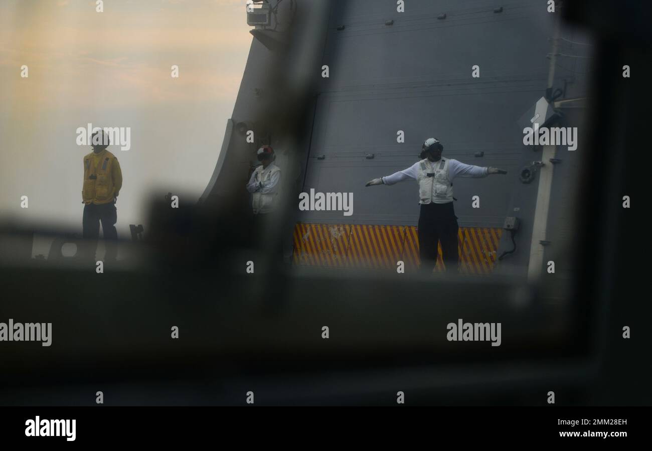 OCÉAN ATLANTIQUE OUEST (SEPT 13, 2022) des marins à bord du destroyer de missiles guidés de classe Arleigh Burke USS Lassen (DDG 82) effectuent des opérations de vol avec un MH-60R Romeo attaché à l’Escadron d’hélicoptères de la Marine “Spartans” (HSM) 70, pendant UNITAS LXIII, le 13 septembre 2022. UNITAS est l'exercice maritime le plus long au monde. Accueilli cette année par le Brésil, il réunit des forces multinationales du Brésil, du Cameroun, du Chili, de la Colombie, de la République dominicaine, Equateur, France, Guyana, Jamaïque, Mexique, Namibie, Panama, Paraguay, Pérou, Corée du Sud, Conduite de l'Espagne, du Royaume-Uni, de l'Uruguay et des États-Unis Banque D'Images