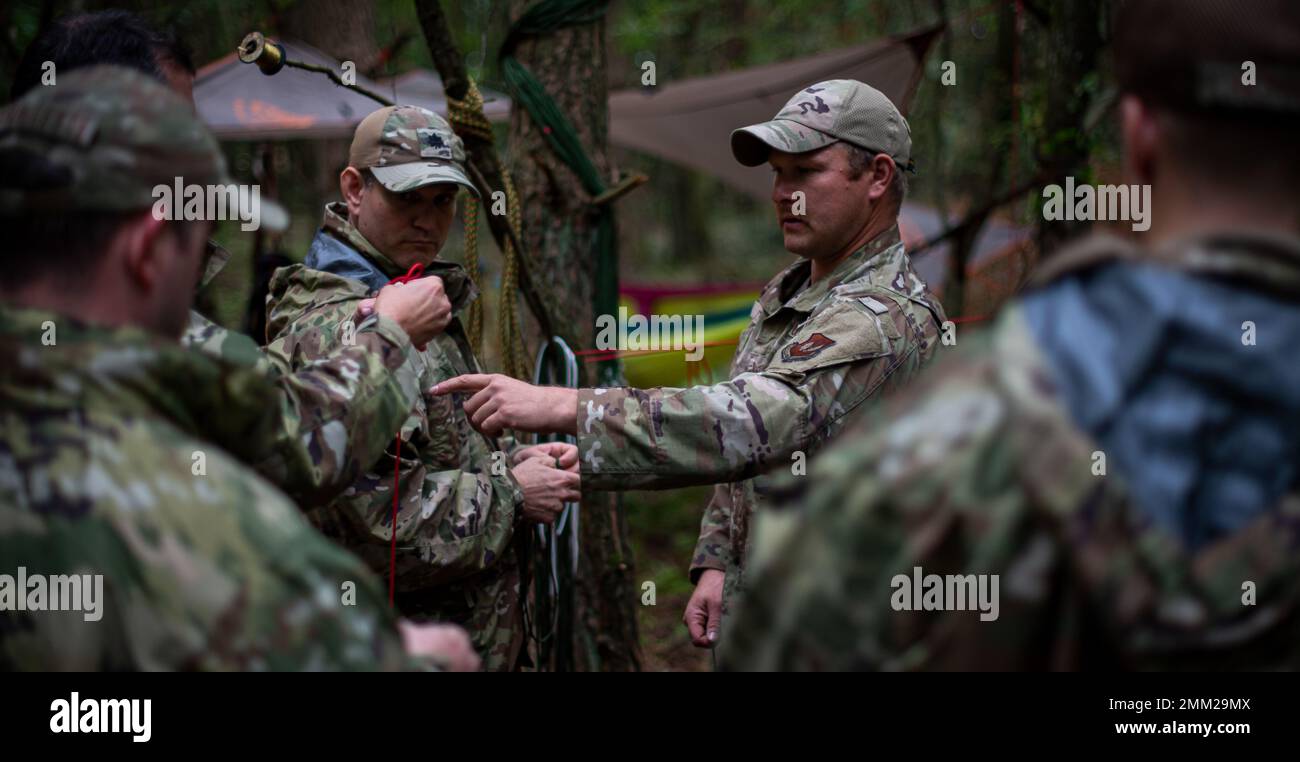 U.S. Air Force Tech. Sgt. Christian Martin, 435th spécialiste de la survie, de l'évasion, de la résistance et de l'évasion de l'escadron de soutien d'intervention en cas de crise, enseigne les compétences de 435th aviateurs du Groupe d'intervention en cas de crise lors de l'exercice Agile Wolf 22 à Koszalin, Pologne, le 13 septembre 2022. L'exercice Agile Wolf place les aviateurs dans un environnement de travail au combat où ils sont tenus d'utiliser des techniques de résolution de problèmes et de mettre leurs connaissances à l'épreuve, ce qui leur permet d'affiner leurs compétences et d'améliorer leur préparation aux événements réels lorsqu'ils se produisent. Banque D'Images