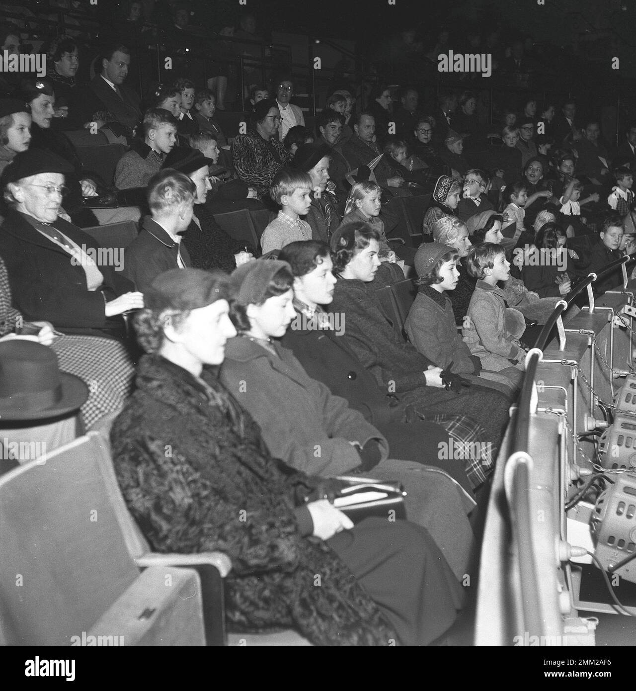 Carl XVI Gustaf, roi de Suède. Né le 30 avril 1946. Avec sa bouche ouverte dans la fascination d'une scène dans le public avec ses sœurs et la princesse de mère Sibylla. 1953 Banque D'Images