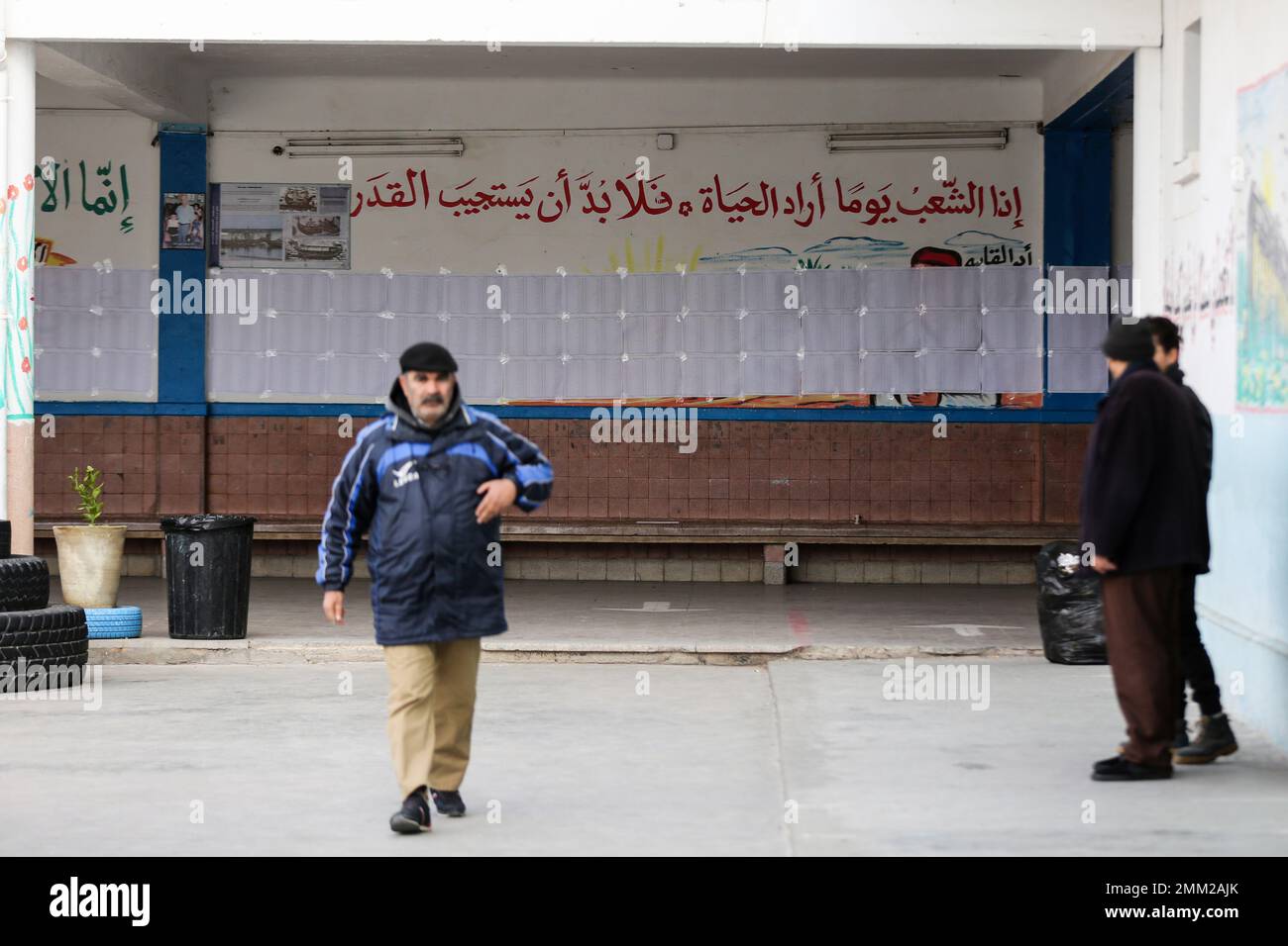 Le Bardo, Tunisie. 29th janvier 2023. Liste électorale à Bardo, Tunis, Tunisie, on 29 janvier 2023. Le deuxième tour des élections pour le Parlement tunisien a commencé dimanche au milieu d'une nation divisée. (Photo de Mohamed KRIT/ Credit: SIPA USA/Alay Live News Banque D'Images