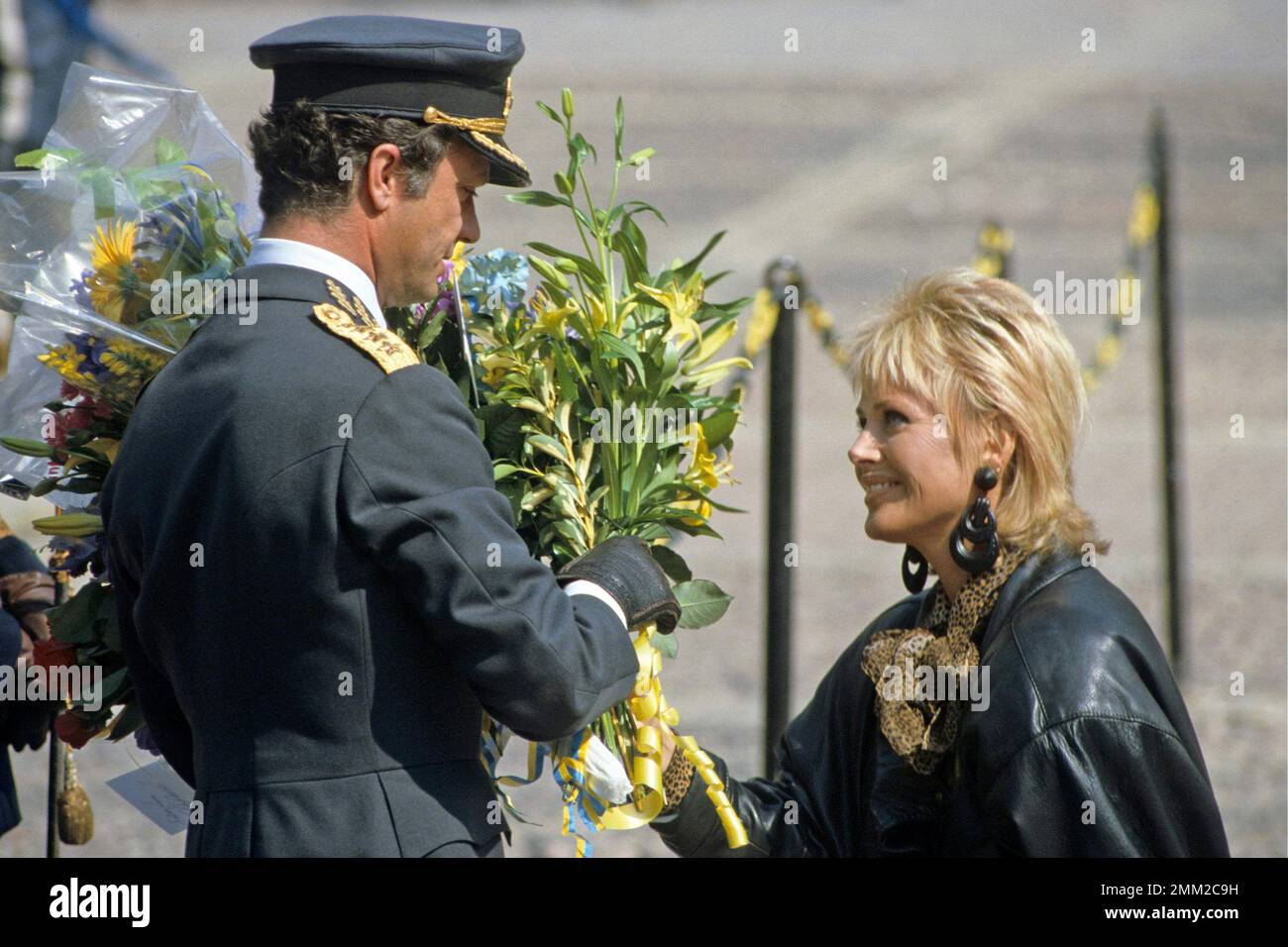 Carl XVI Gustaf, roi de Suède. Né le 30 avril 1946. Le roi Carl XVI Gustaf a reçu un bouqet de fleurs de l'actrice suédoise Britt Ekland le jour de son anniversaire de 40th le 30 avril 1986. Banque D'Images