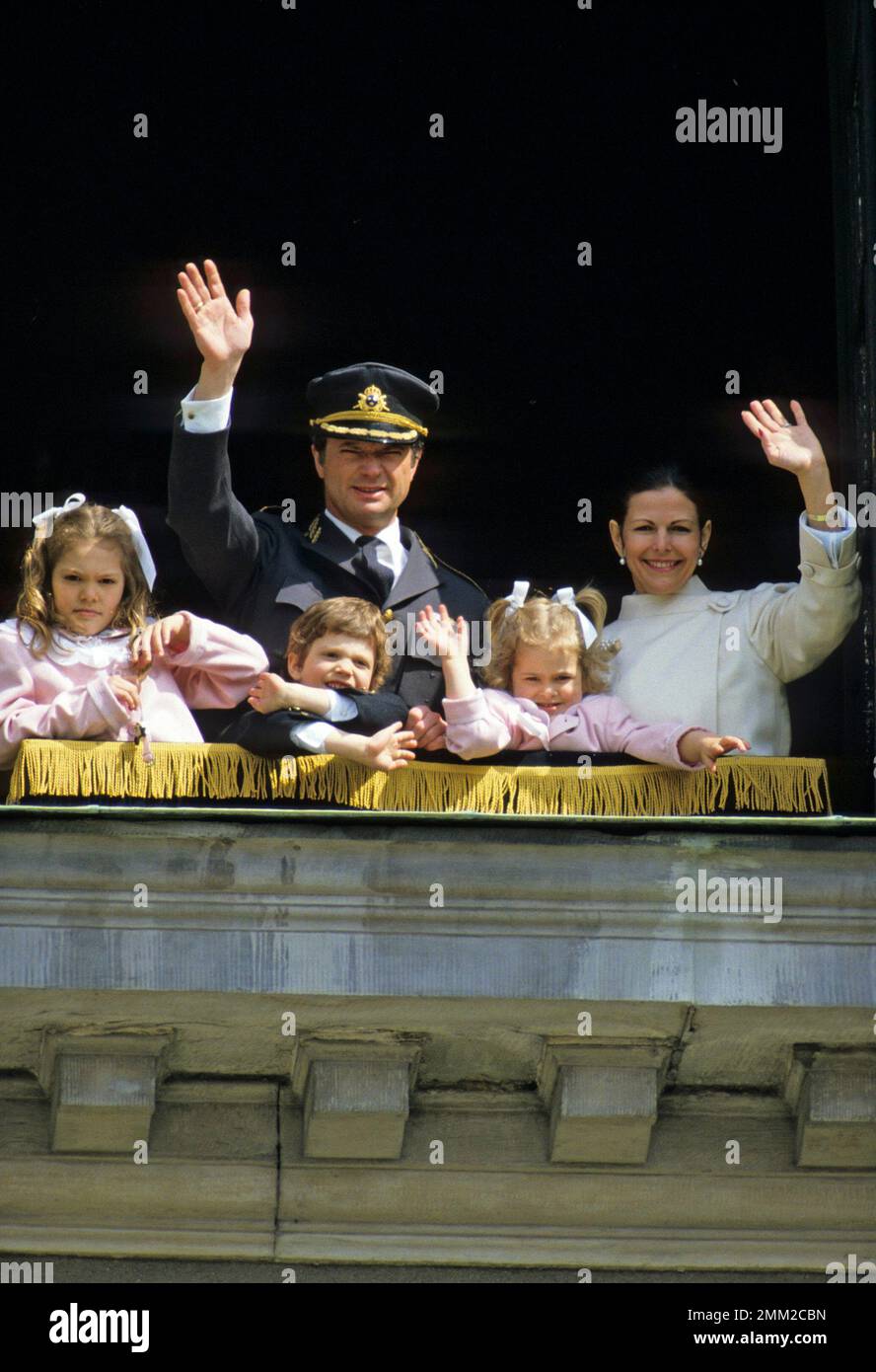 Carl XVI Gustaf, roi de Suède. Né le 30 avril 1946. Le roi Carl XVI Gustaf dans une fenêtre du château royal de Stockholm le jour de son anniversaire de 40th le 30 avril 1986. La reine Silvia avec leurs enfants Victoria, Carl Philip et Madeleine. Banque D'Images