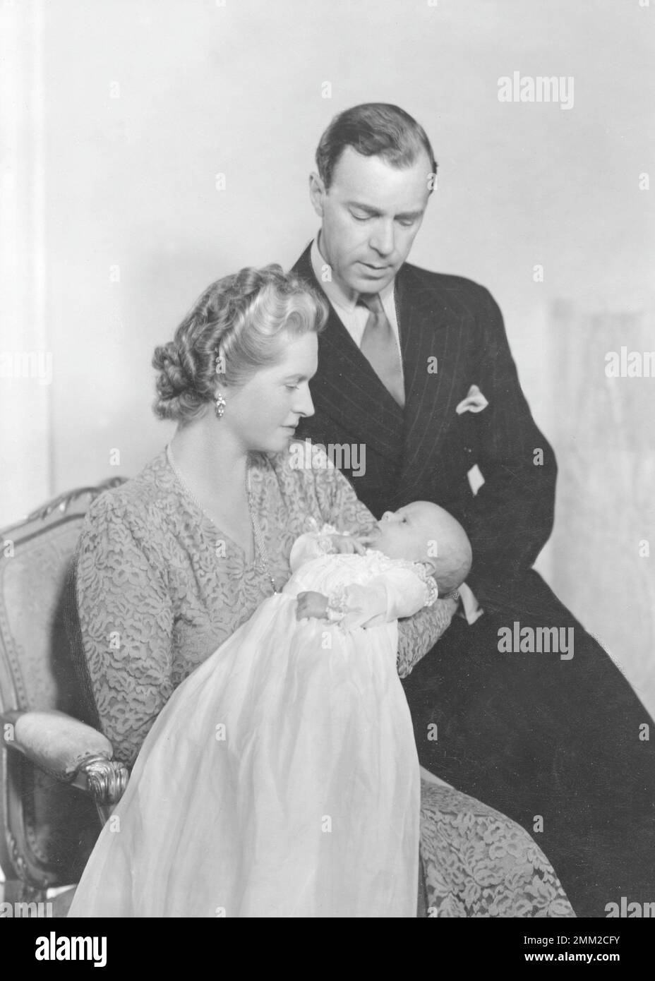 Carl XVI Gustaf, roi de Suède. Né le 30 avril 1946. Le prince héritier suédois Gustaf Adolf , 1906-1947, avec sa femme Sibylla , 1908-1972 , tenant le prince héritier nouveau-né Carl Gustaf 1946 Banque D'Images