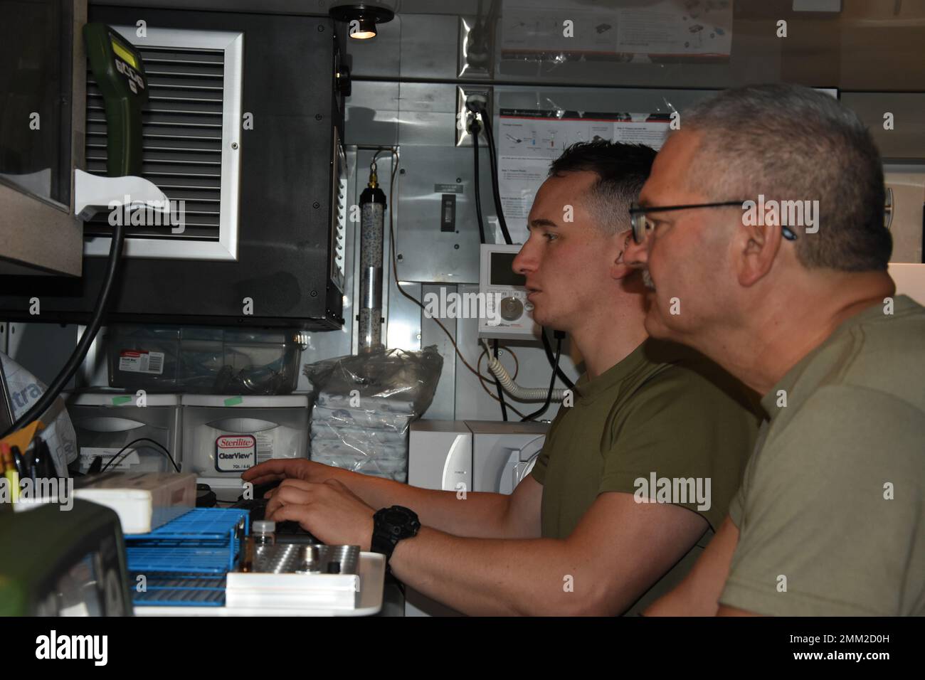 Le capitaine Anthony Bernabo (à gauche), officier des sciences de la médecine nucléaire de la Garde nationale de l'Oregon, et le Maj Dmitry Pervitsky, chimiste de l'équipe de soutien civil de 773rd, effectuent l'analyse des agents de guerre chimique pendant l'exercice Toxic Valley 2022. Des équipes de défense chimique, biologique, radiologique et nucléaire de 12 pays de l’OTAN ont participé à l’exercice du 5 au 16 septembre. L’exercice, mené au Centre d’entraînement et d’essais CBRN Zemianske Kostol’any en Slovaquie, donne aux combattants l’occasion de former l’échantillonnage et l’identification des agents de guerre chimiques dans des conditions réalistes. Le slovaque Banque D'Images