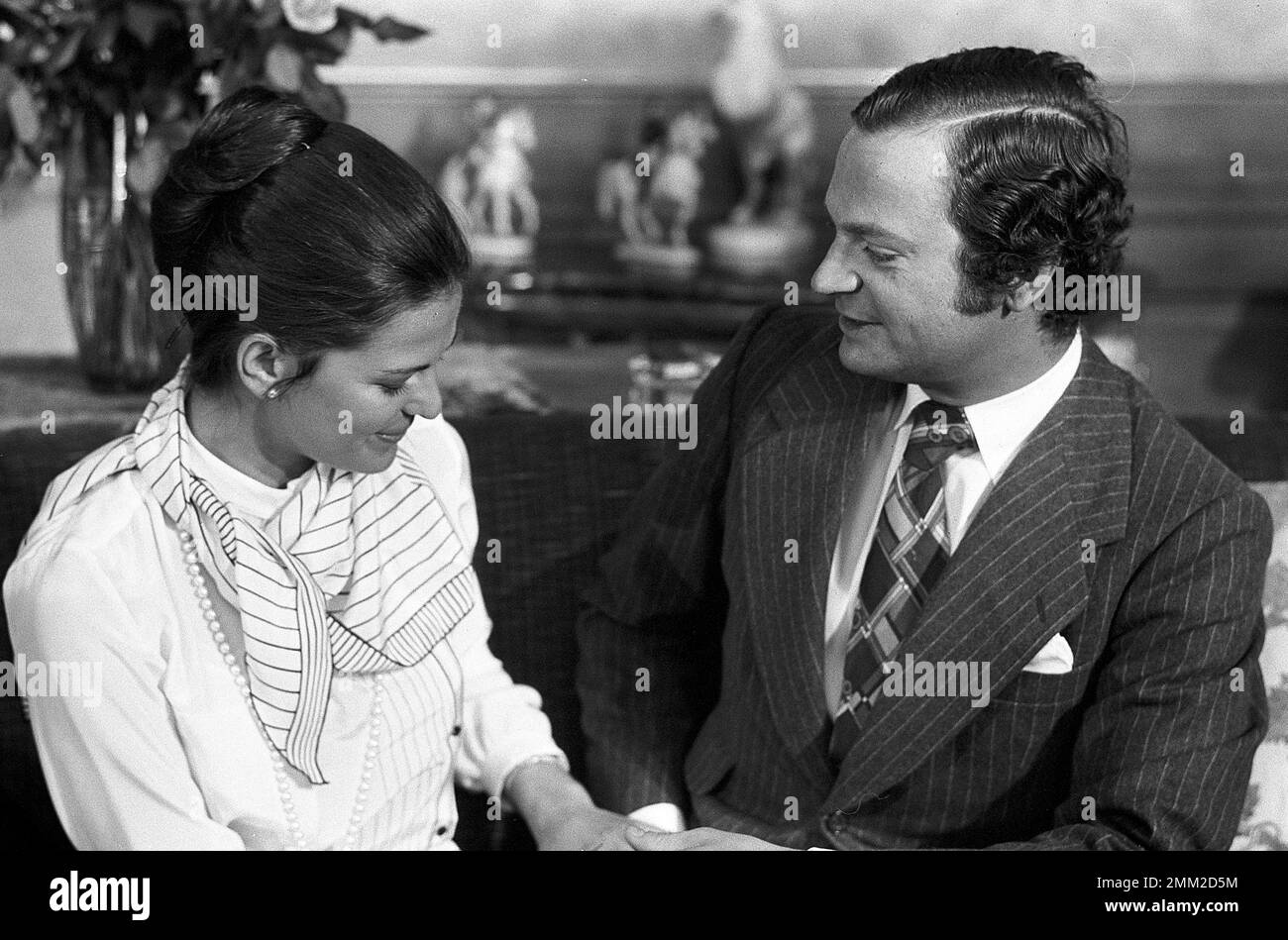 L'engagement entre le roi Carl Gustaf et Silvia Renate Sommerlath a été annoncé le 12 mars 1976 au Palais Royal. Le roi et Silvia sur le canapé vert au sol de Sibylla au Palais royal de Stockholm sur 13 mars 1976, où ils rencontrent les médias suédois. Banque D'Images