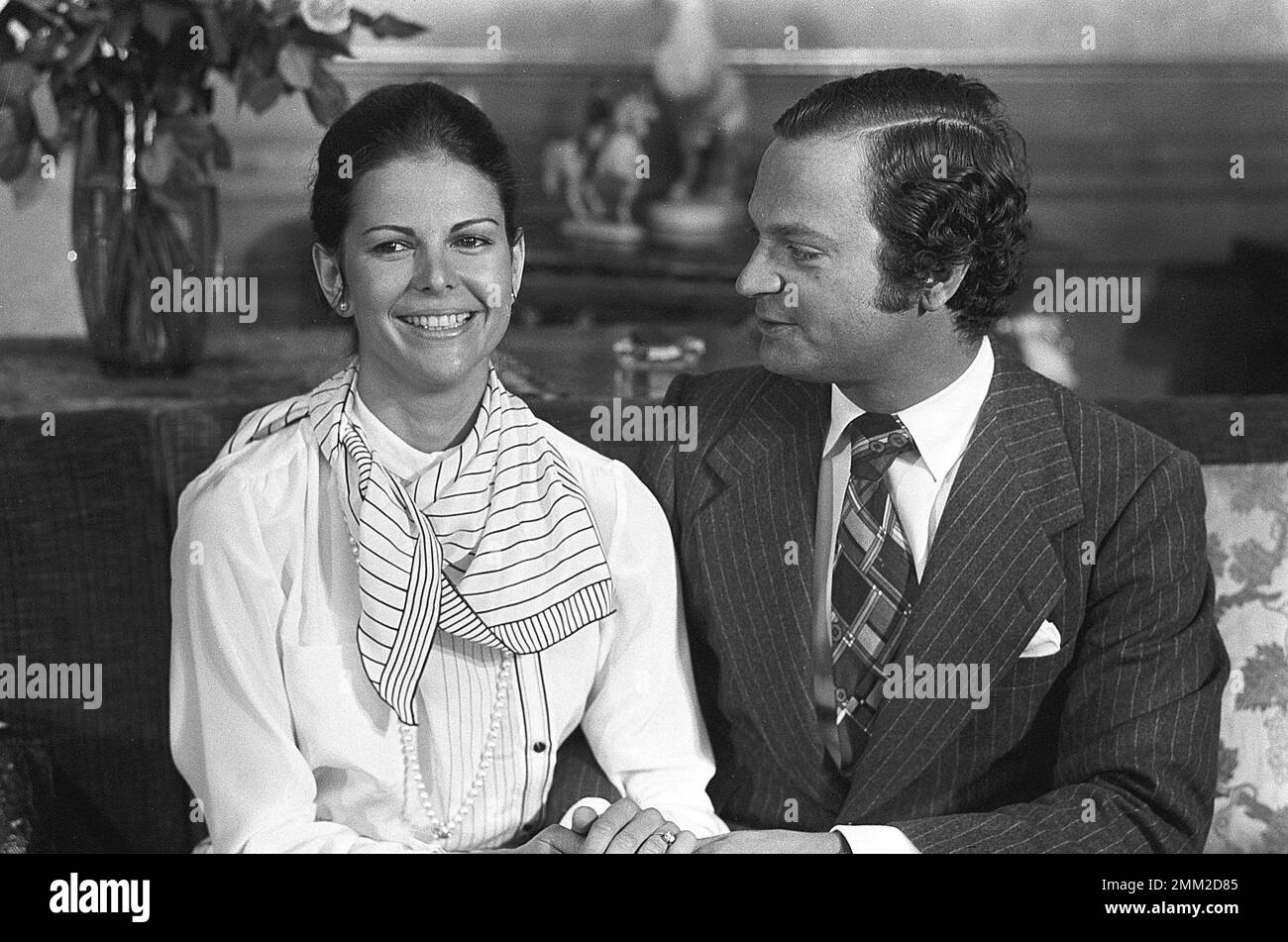 L'engagement entre le roi Carl Gustaf et Silvia Renate Sommerlath a été annoncé le 12 mars 1976 au Palais Royal. Le roi et Silvia sur le canapé vert au sol de Sibylla au Palais royal de Stockholm sur 13 mars 1976, où ils rencontrent les médias suédois. Banque D'Images