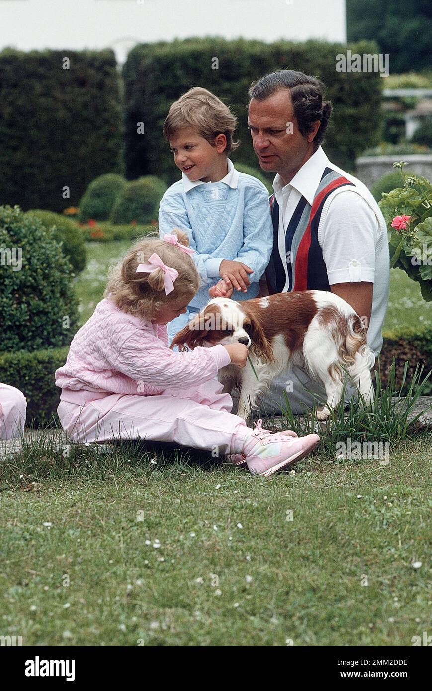 Carl XVI Gustaf, roi de Suède. Né le 30 avril 1946. Le roi Carl XVI Gustaf avec ses enfants, la princesse Madeleine, la princesse couronne Victoria, le prince Carl Philip, dans le parc de Solliden, leur résidence d'été sur l'île Öland 1985. Banque D'Images