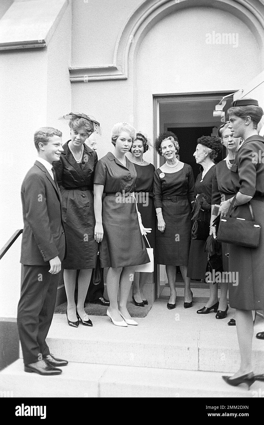 Carl XVI Gustaf, roi de Suède. Né le 30 avril 1946. Photo prise à l'occasion de sa confirmation le 21 juillet 1962 à l'église Borgholms sur l'île d'Öland. La famille royale suédoise assiste à la cérémonie ici la princesse sibylla, prince héritier, et le roi Gustaf VI Adolf, ainsi que ses frères et sœurs Christina, Margaretha, Desirée et Birgitta. La Reine Ingrid du Danemark et la Reine Louise de Suède au milieu. Réf. SC1020 Banque D'Images