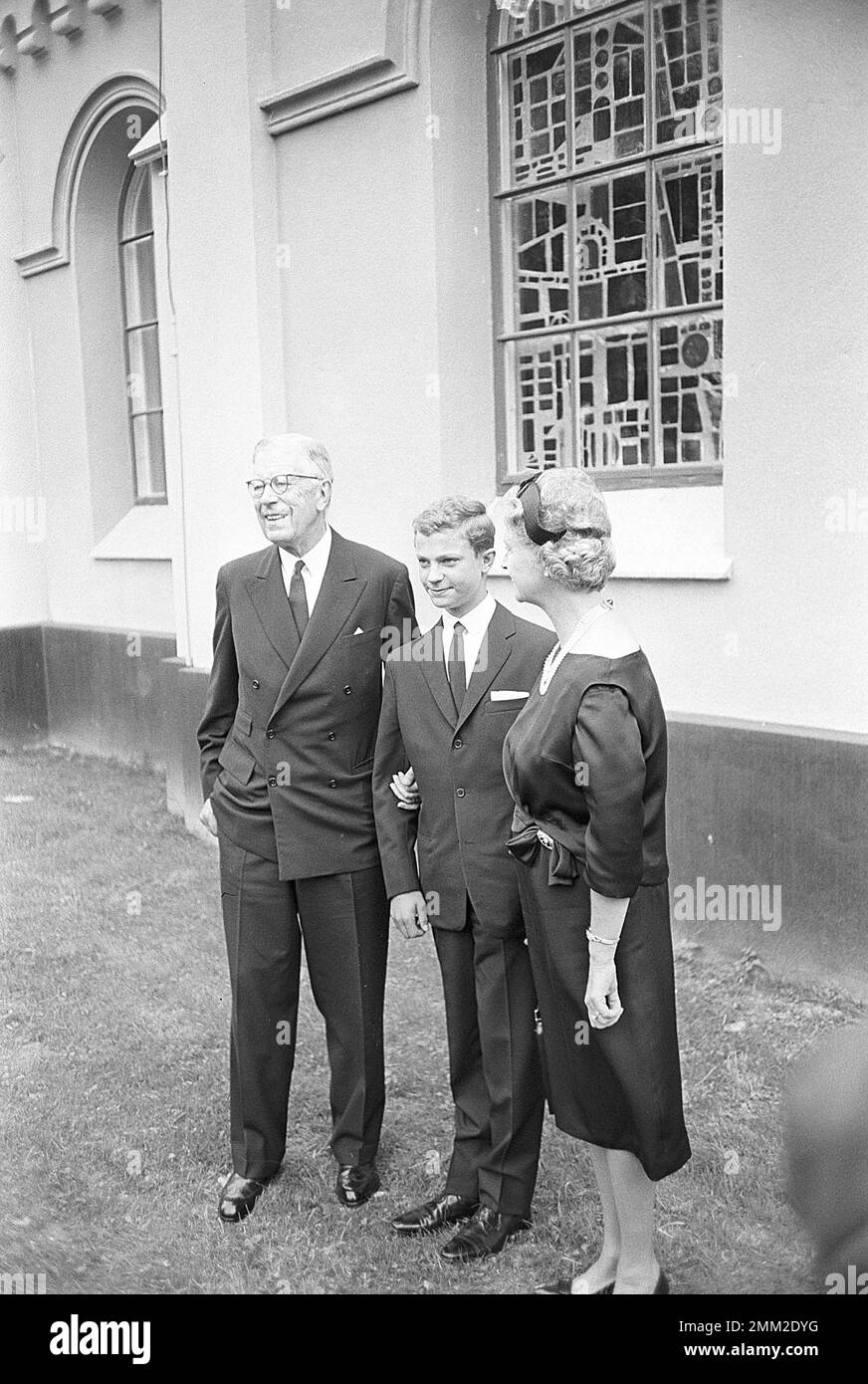 Carl XVI Gustaf, roi de Suède. Né le 30 avril 1946. Photo prise à l'occasion de sa confirmation le 21 juillet 1962 à l'église Borgholms sur l'île d'Öland. La famille royale suédoise assiste à la cérémonie ici, la princesse Sibylla, prince héritier et le roi Gustaf VI Adolf. Réf. SC1020 Banque D'Images