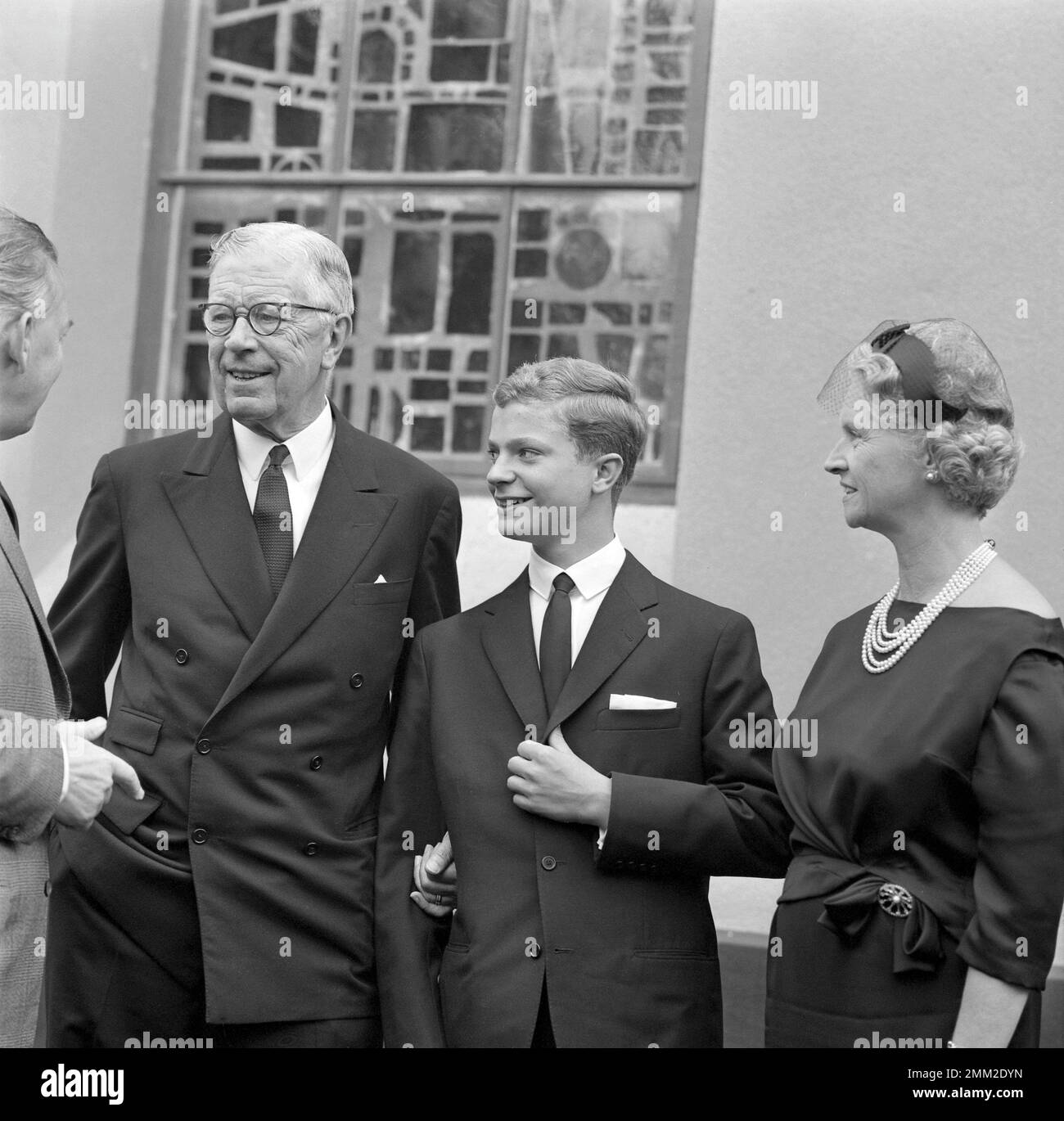 Carl XVI Gustaf, roi de Suède. Né le 30 avril 1946. Photo prise à l'occasion de sa confirmation le 21 juillet 1962 à l'église Borgholms sur l'île d'Öland. La famille royale suédoise assiste à la cérémonie ici, la princesse Sibylla, prince héritier et le roi Gustaf VI Adolf. Banque D'Images