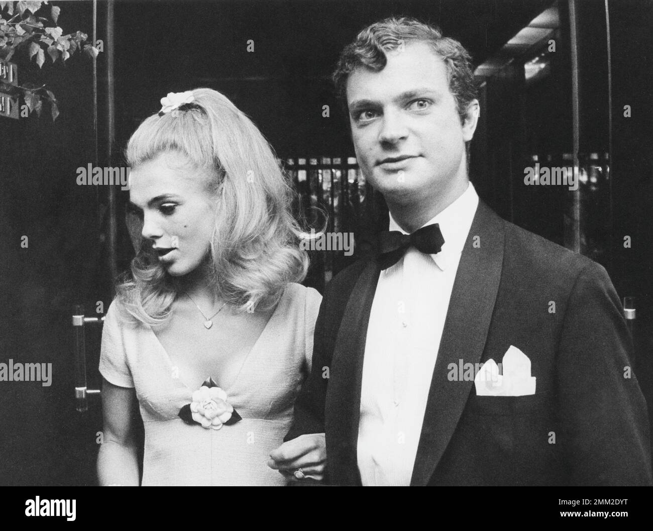 Carl XVI Gustaf, roi de Suède. Né le 30 avril 1946. Photo tout en étant prince héritier avec l'actrice Pia Degermark assister à une fête de remise des diplômes 1968. Banque D'Images