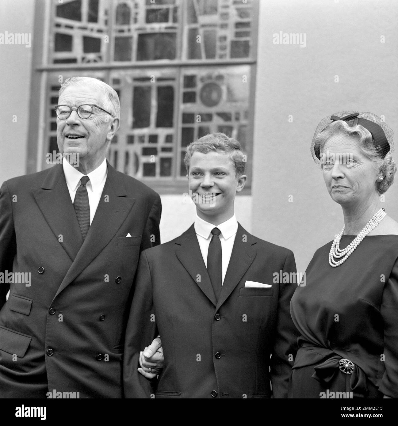 Carl XVI Gustaf, roi de Suède. Né le 30 avril 1946. Photo prise à l'occasion de sa confirmation le 21 juillet 1962 à l'église Borgholms sur l'île d'Öland. La famille royale suédoise assiste à la cérémonie ici, la princesse Sibylla, prince héritier et le roi Gustaf VI Adolf. Banque D'Images
