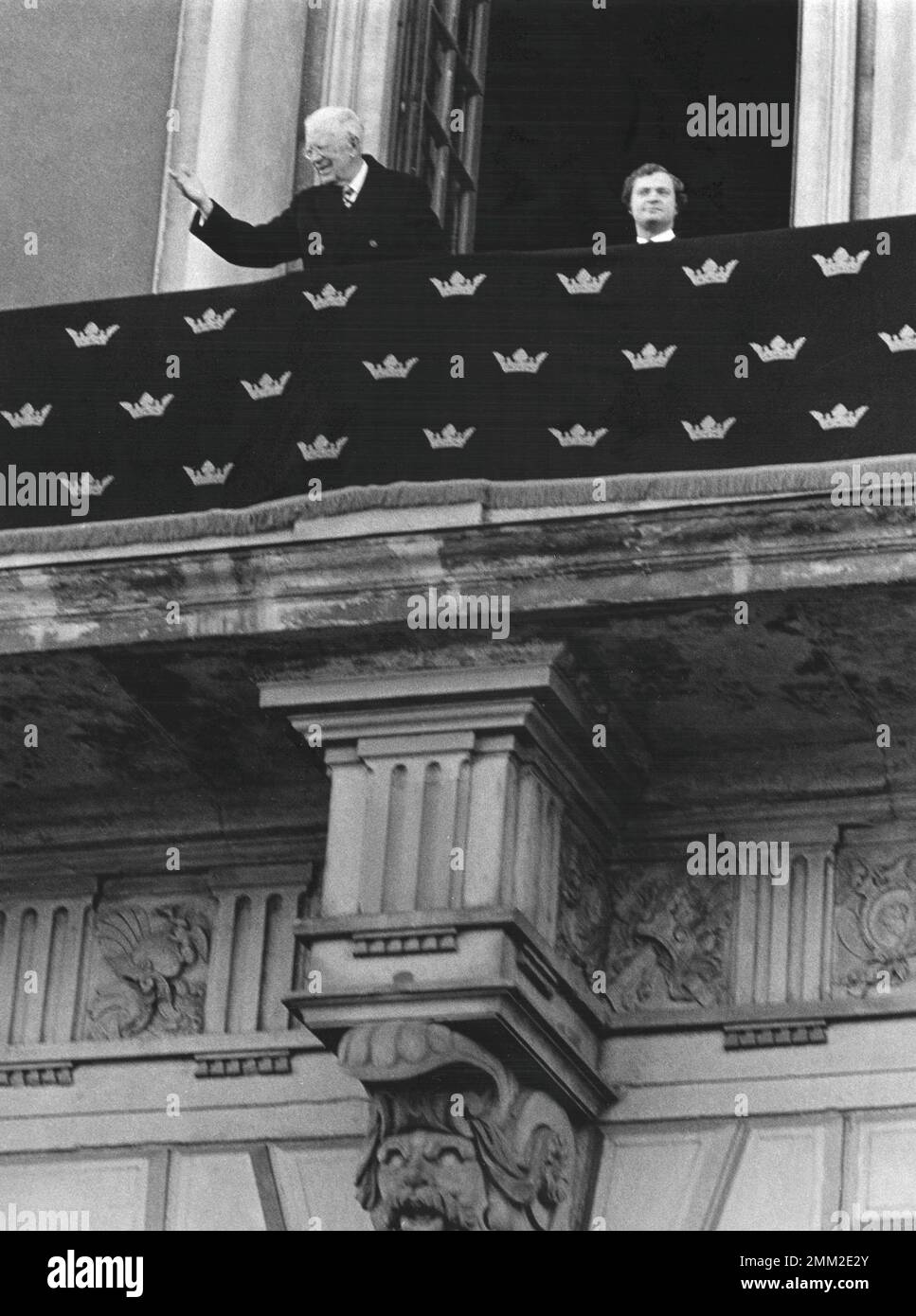 Carl XVI Gustaf, roi de Suède. Né le 30 avril 1946. Photographié sur le balcon du château royal de Stockholm avec son grand-père le roi Gustaf VI Adolf qui célèbre ce jour son anniversaire de 90th le 11 novembre 1972. Banque D'Images