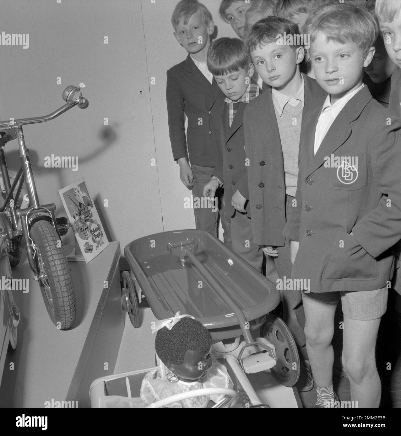 Carl XVI Gustaf, roi de Suède. Né le 30 avril 1946. Photo portant son uniforme d'école Brohms skola lors d'une exposition de jouets en juin 1956. Banque D'Images