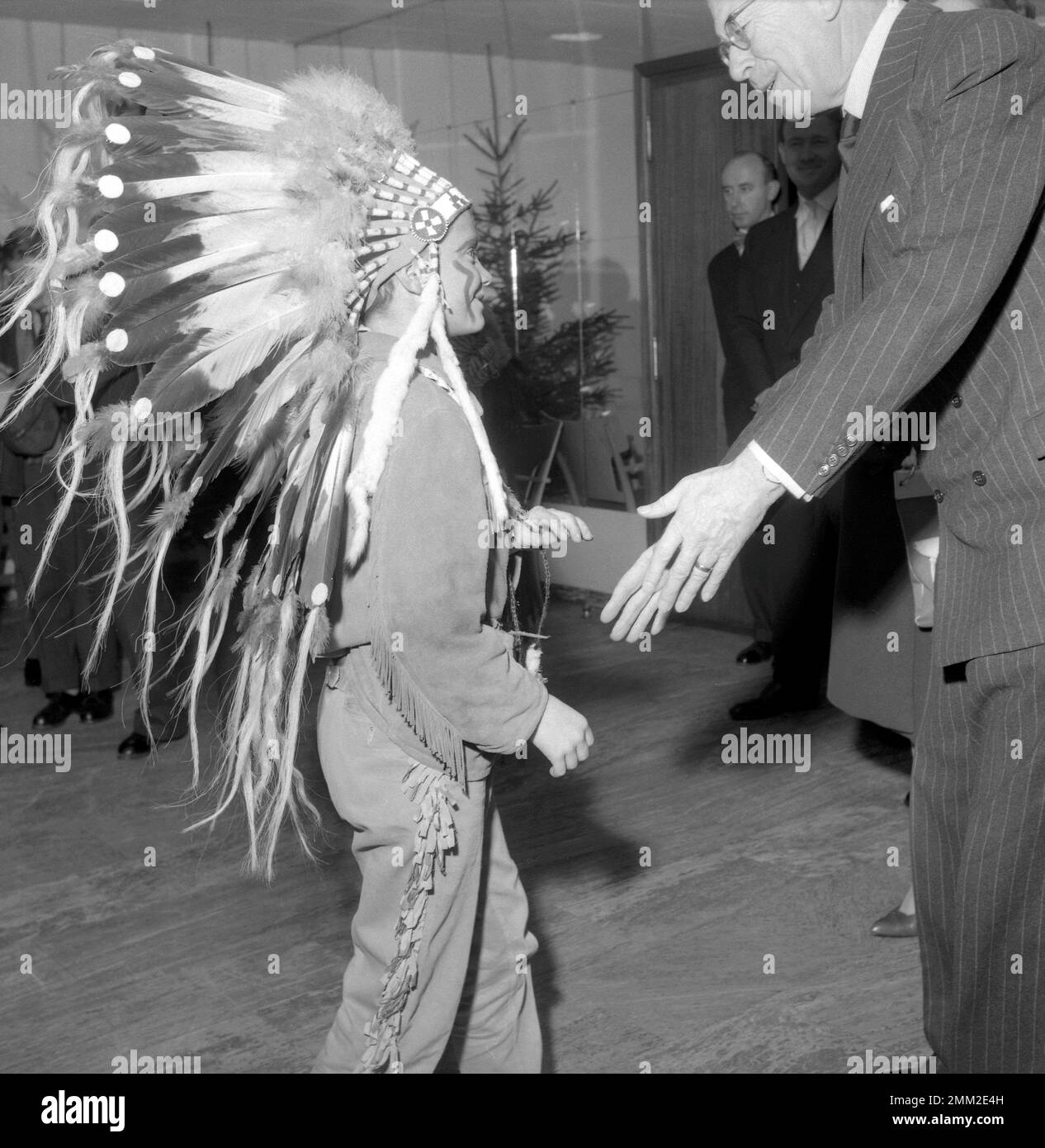 Carl XVI Gustaf, roi de Suède. Né le 30 avril 1946. Photo portant un costume américain natif à son école Broms 1958 avec son grand-père, le roi Gustaf VI Adolf. BV3-11 Banque D'Images