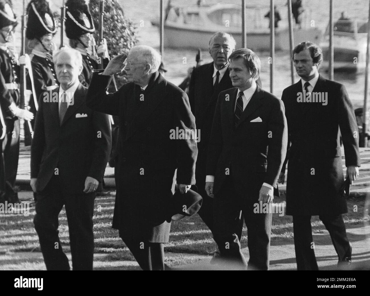 Carl XVI Gustaf, roi de Suède. Né le 30 avril 1946. Photo de son grand-père le roi Gustaf VI Adolf qui célèbre ce jour son anniversaire de 90th le 11 novembre 1972. Également sur la photo le prince Bertil et le premier ministre suédois Olof Palme. Banque D'Images