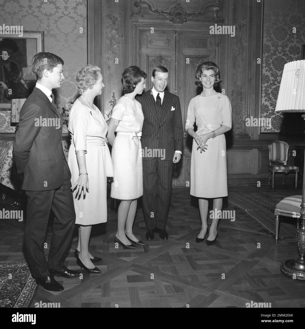 Carl XVI Gustaf, roi de Suède. Né le 30 avril 1946. Photo tout en étant prince héritier. Engagement royal - Princesse Désirée et Niclas Silverschiöld 1963. Le prince héritier Carl Gustaf, la princesse Sibylla et, à droite du couple heureux, la princesse Margaretha. Banque D'Images