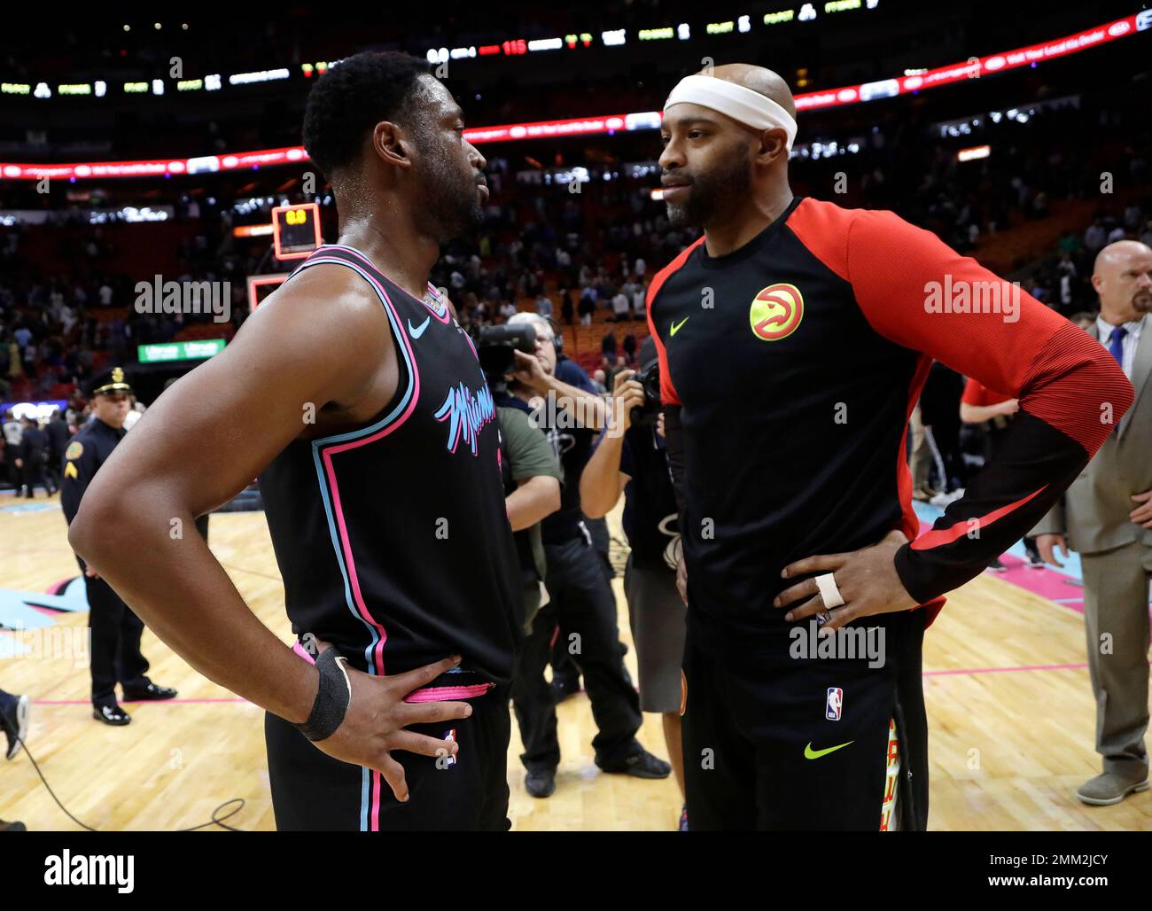 Miami Heat guard Dwyane Wade, left, talks with Atlanta Hawks forward Vince Carter, right, after an NBA basketball game, Tuesday, Nov. 27, 2018, in Miami. The Hawks won 115-113. (AP Photo/Lynne Sladky) Banque D'Images
