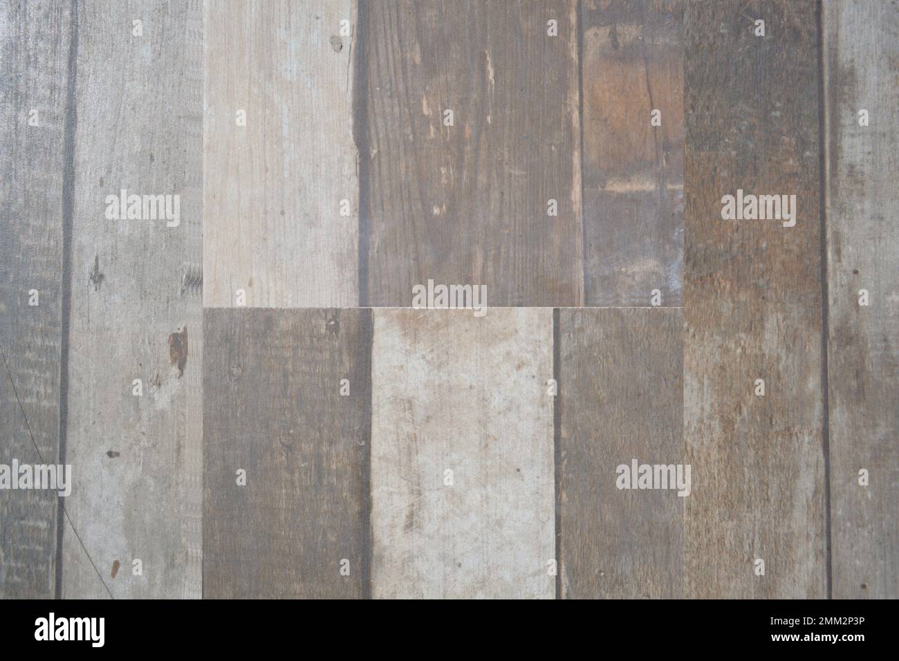 Arrière-plan abstrait en bois lavé fait d'anciennes pièces de planche collées ensemble pour former une table, un plancher ou un revêtement mural. Texture du bois, motif. Banque D'Images