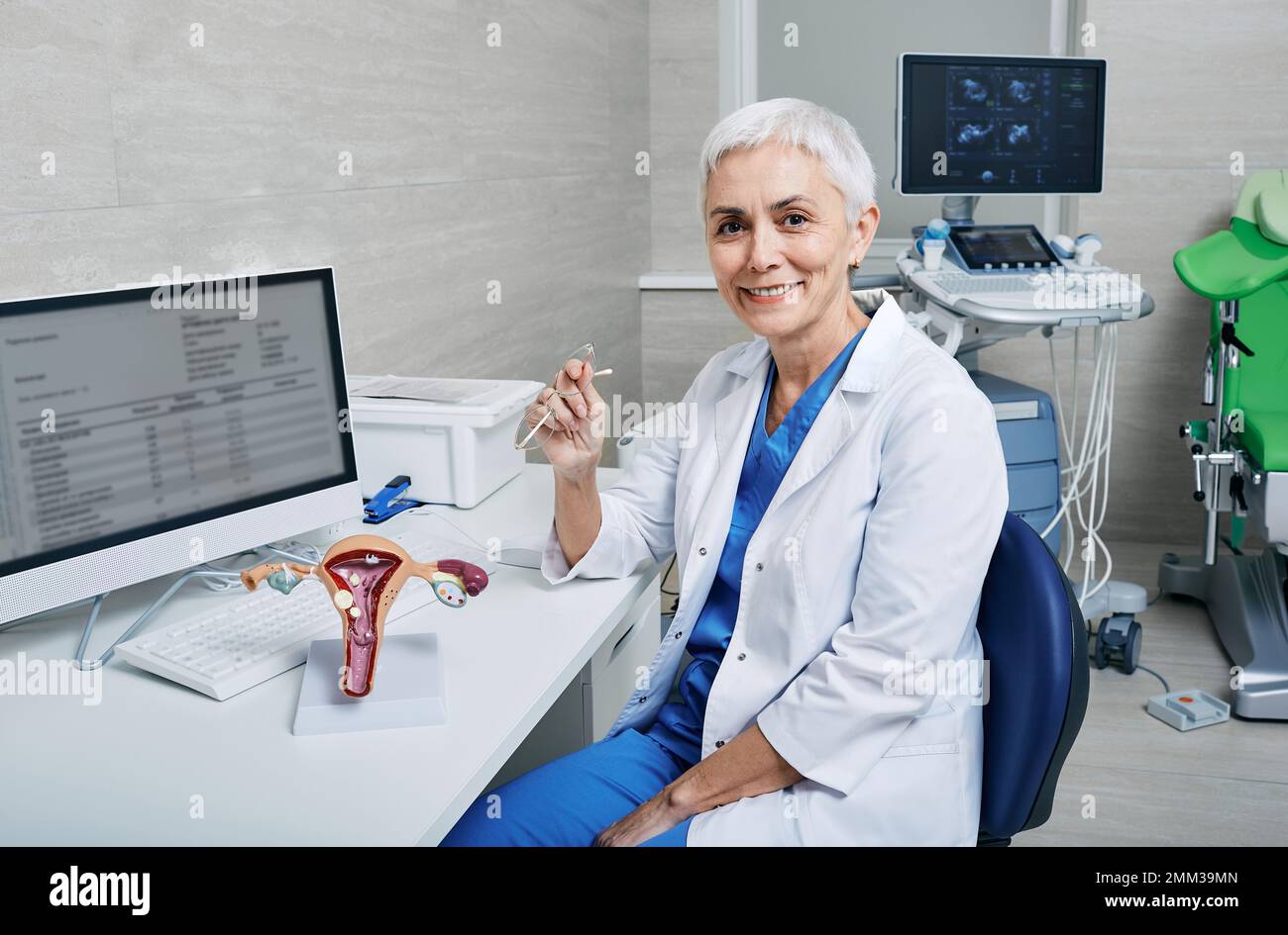 Gynécologue femelle mature dans la salle d'examen gynécologique tout en rendez-vous de soins préventifs de routine pour le patient Banque D'Images