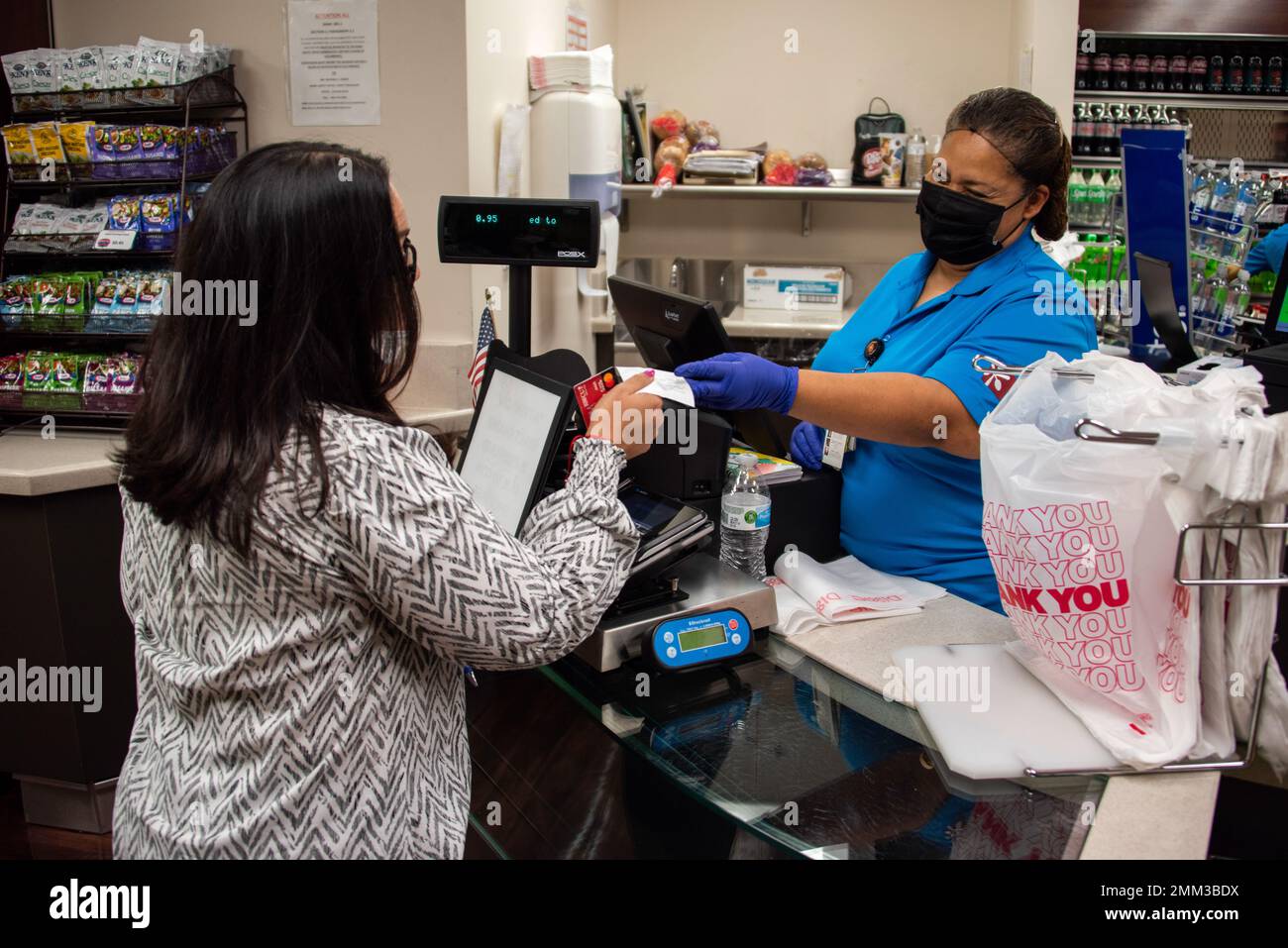 Vanessa Ramos aide un client au Grab n’Go du Brooke Army Medical Center, fort Sam Houston, Texas, 14 septembre 2022. Le département de médecine nutritionnelle de la BAMC alimente 150-200 patients par jour via le service de chambre des patients tout en servant environ 2 000 membres du personnel, visiteurs et militaires dans les installations de main Dining et Grab n’Go. Banque D'Images