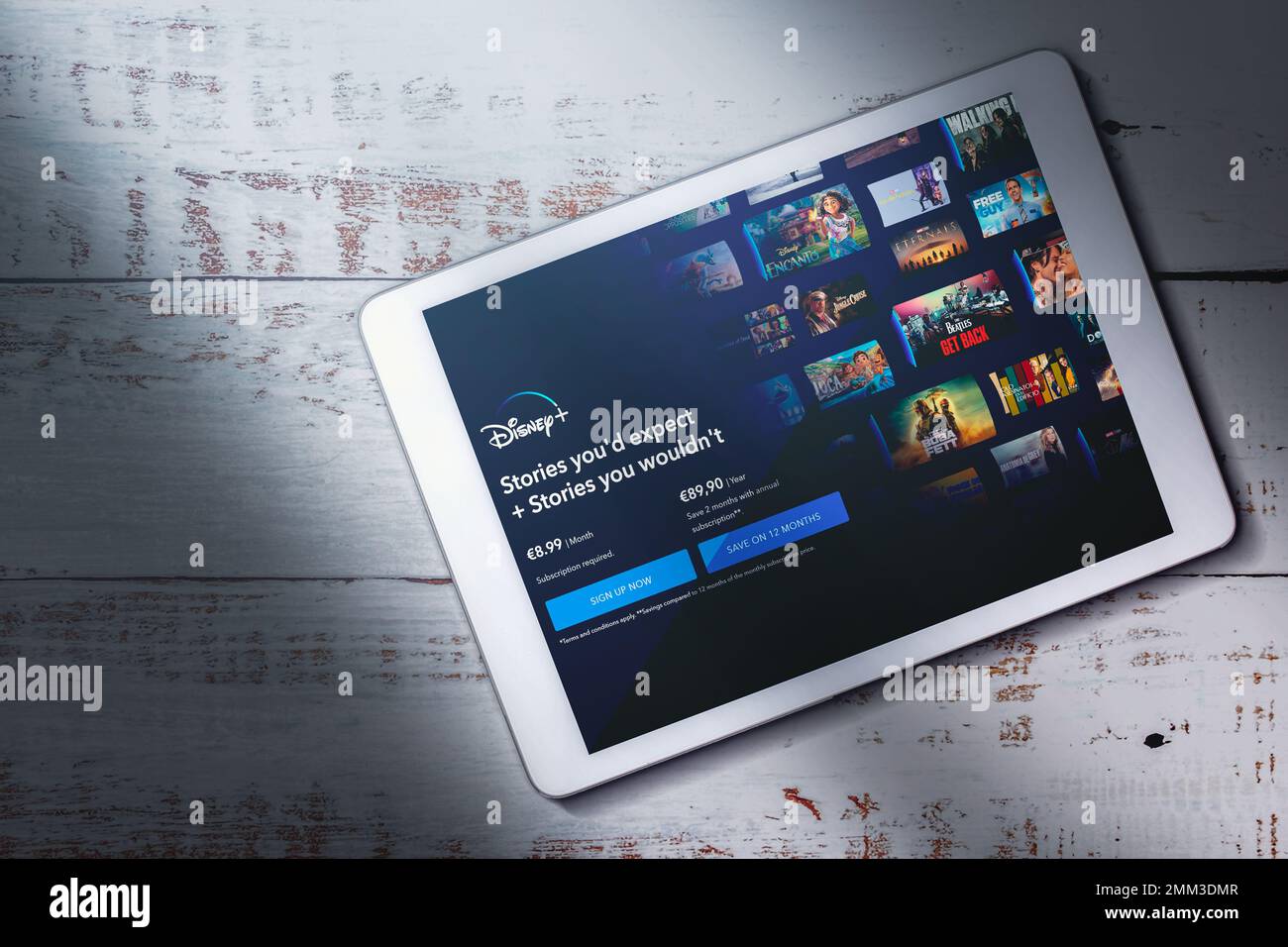 MÁLAGA - ESPAGNE - 21 DÉCEMBRE 2022: Vue du dessus de la tablette numérique en streaming Disney + à l'écran. Application Disney plus pour films et séries. Banque D'Images