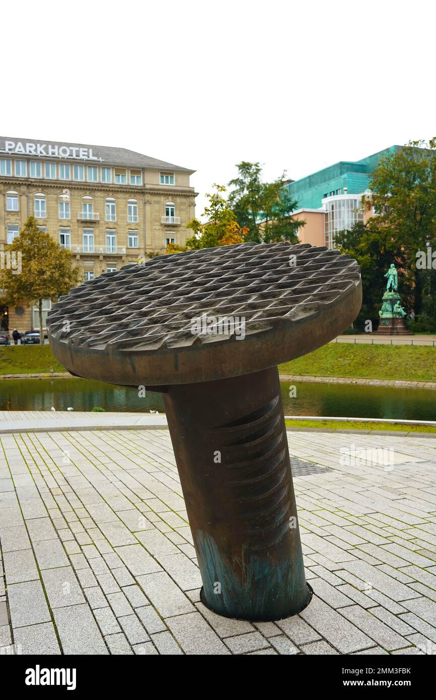 Énorme sculpture à ongles en bronze au parc public Hofgarten de Düsseldorf/Allemagne par l'artiste Günther Uecker. Banque D'Images