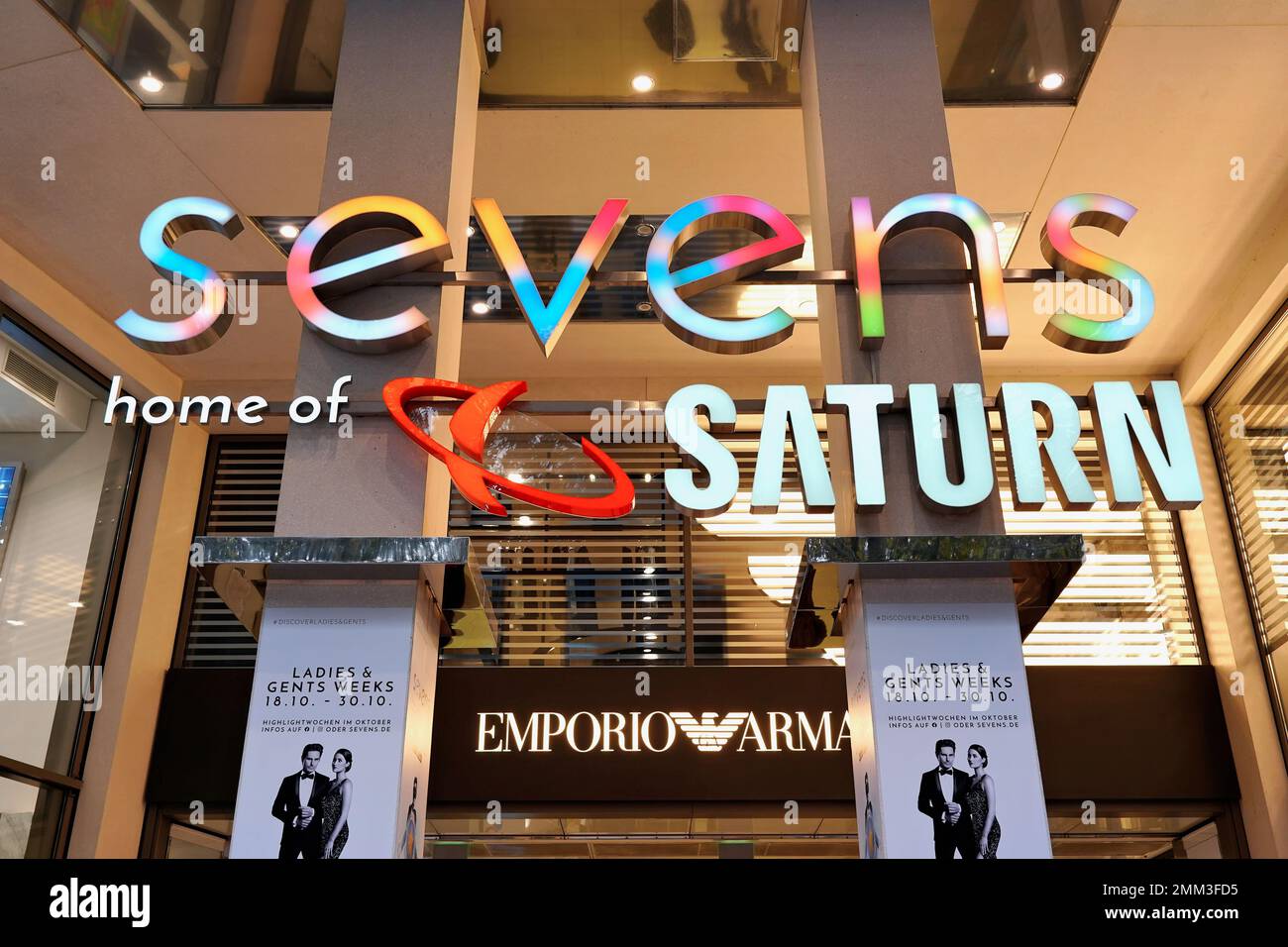 Entrée du centre commercial moderne 'Sevens' sur le boulevard commerçant haut de gamme Königsallee à Düsseldorf/Allemagne. Banque D'Images