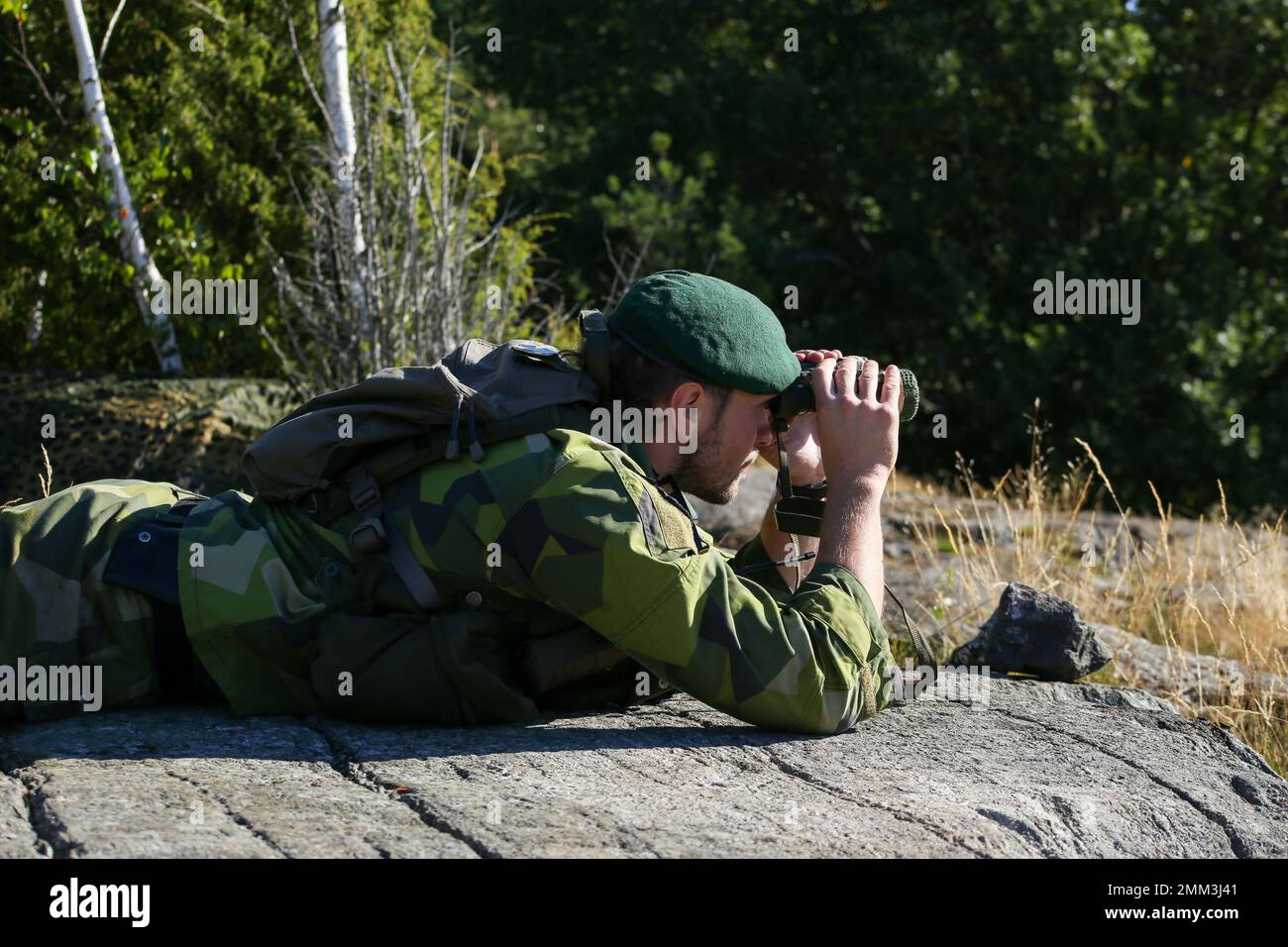 Sergent d'état-major du corps des Marines suédois. Lewis, un observateur de premier plan du 2D Bataillon maritime suédois, observe les impacts tout en participant à une aire de tir de mortier vivant bilatéral pendant l'exercice Archipel Endeavour 22 (AE22) sur la base navale de Berga, Suède, le 14 septembre 2022. AE22 est un exercice intégré de formation sur le terrain qui augmente la capacité opérationnelle et améliore la coopération stratégique entre les forces américaines Marines et suédoises. Banque D'Images