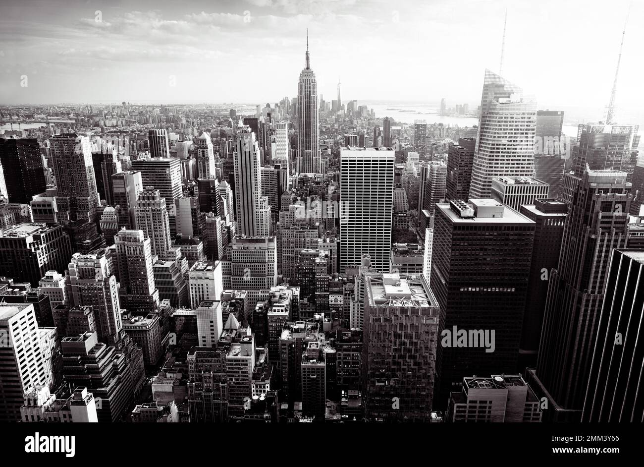 New York City skyline urbaine avec des gratte-ciel au coucher du soleil, aux États-Unis. Banque D'Images