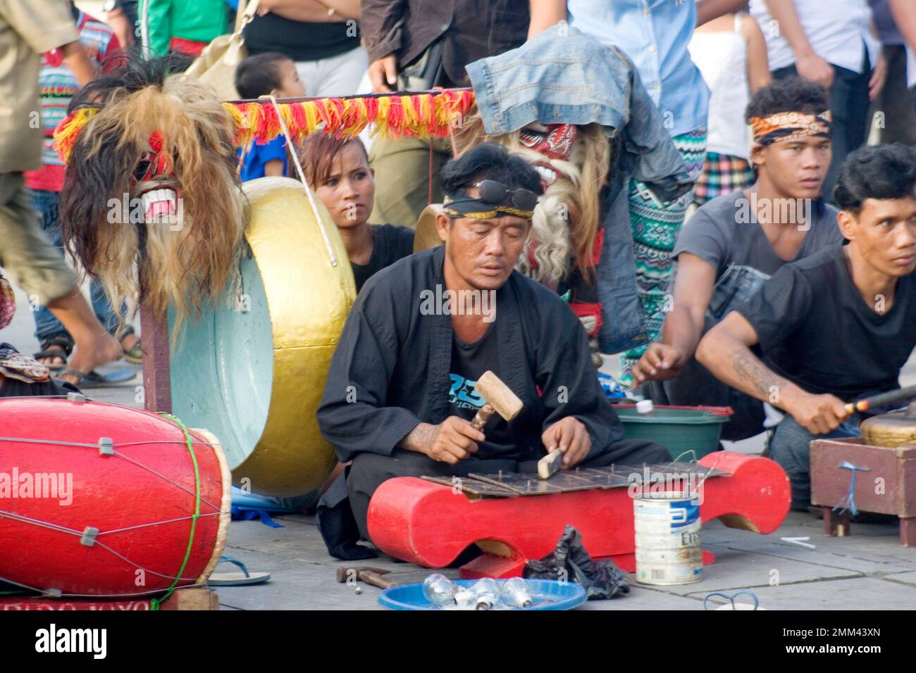 Portrait de certaines personnes jouant des instruments de musique indonésiens traditionnels. Ce sont des musiciens de rue. Banque D'Images