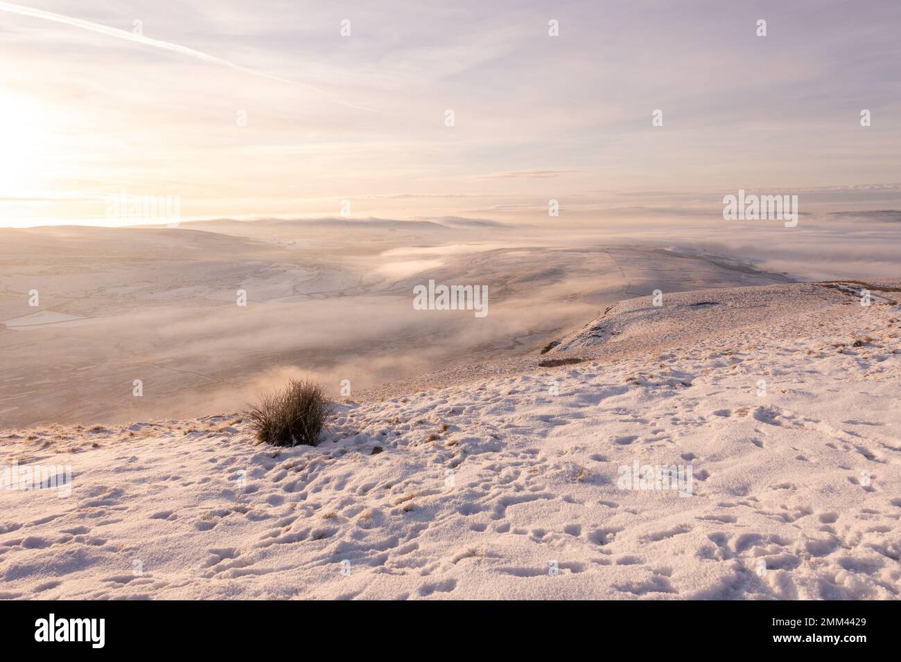 Paysage enneigé du sommet du plateau de Pen-y-ghent en hiver - l'un des trois sommets du Yorkshire dans le parc national des Yorkshire Dales - wi Banque D'Images